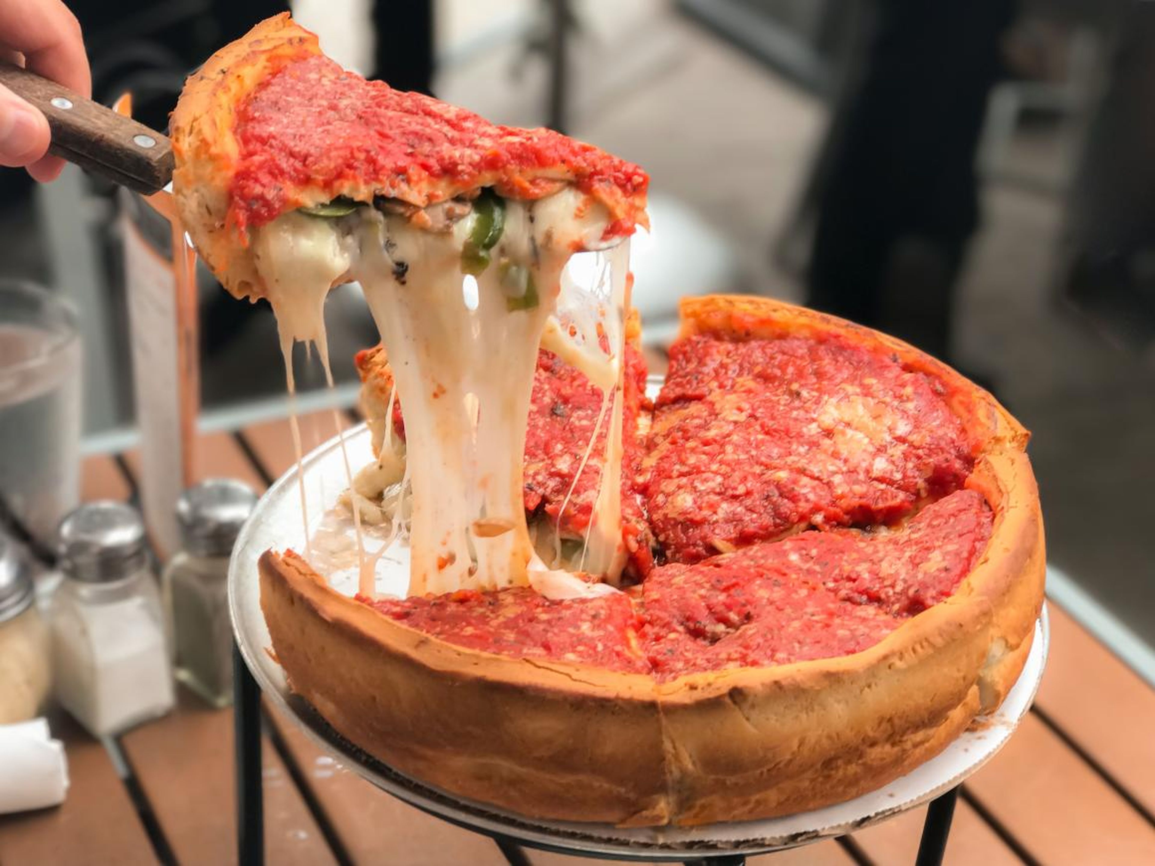 A los amantes del queso les encantará la pizza de Chicago.