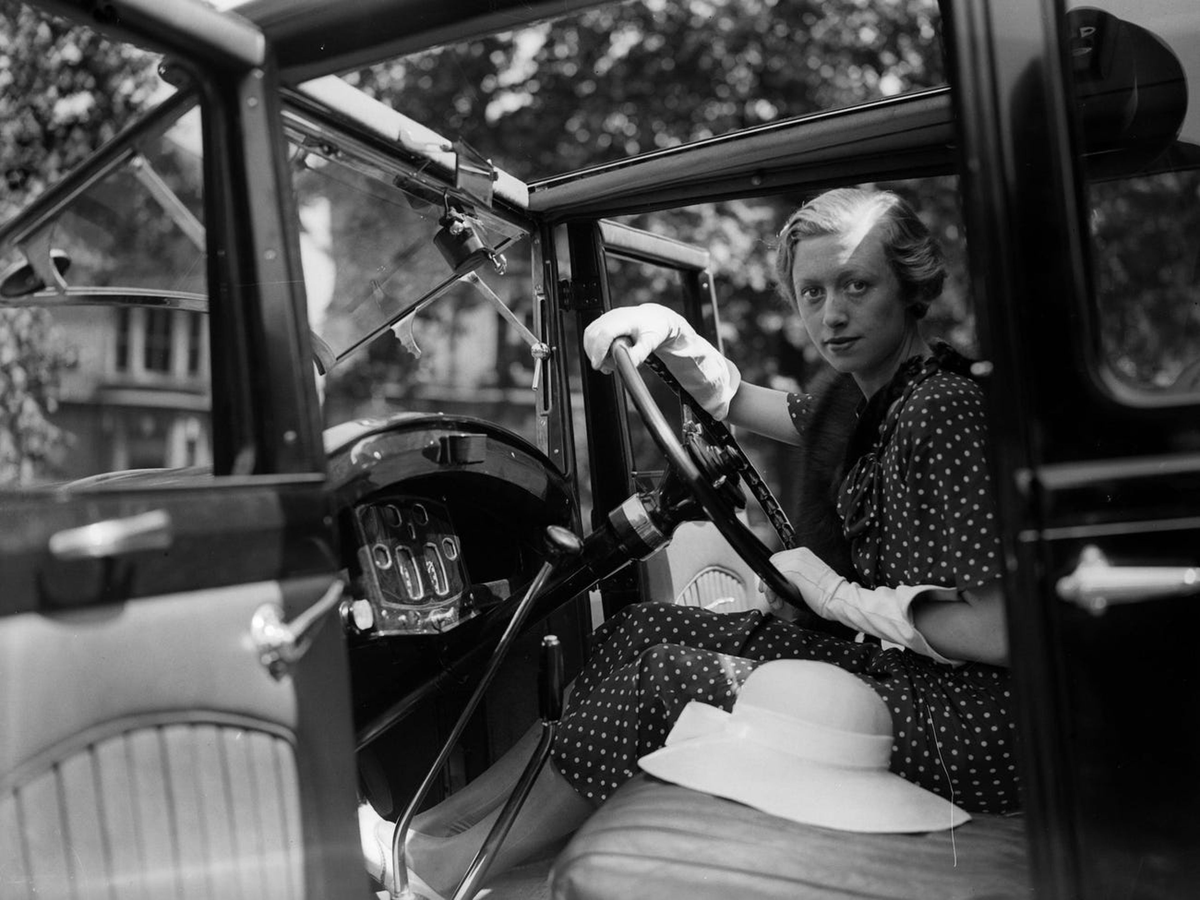Una chica con su automóvil Humber, hacia 1927.