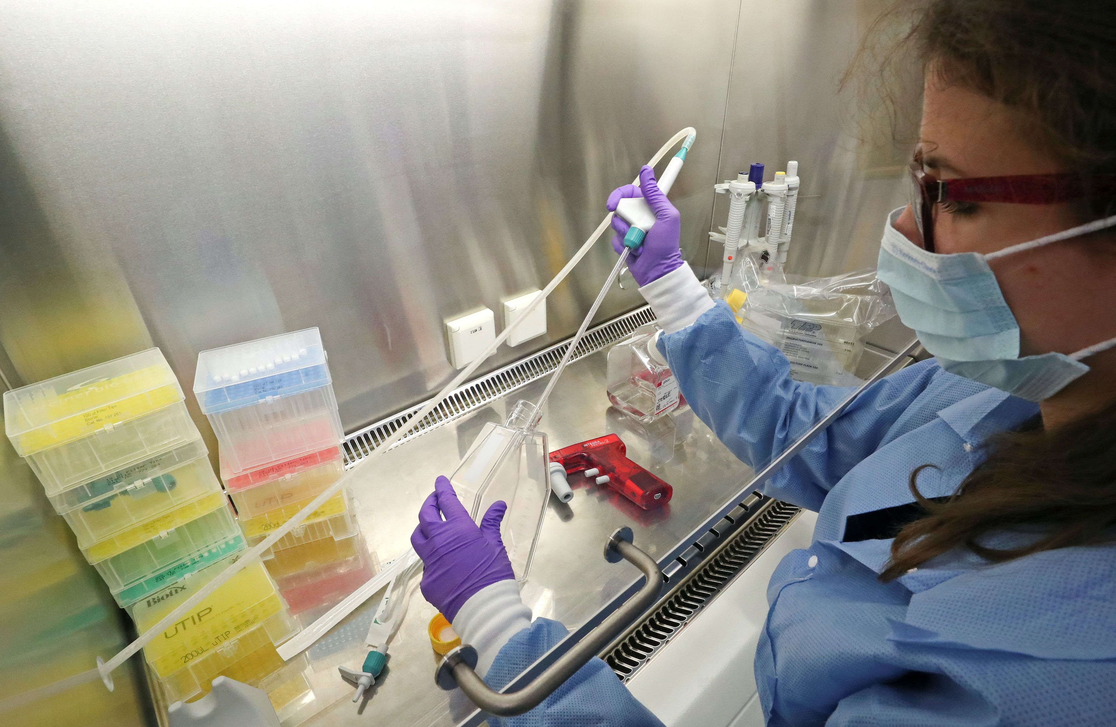Una científica trabaja en el tratamiento para el coronavirus