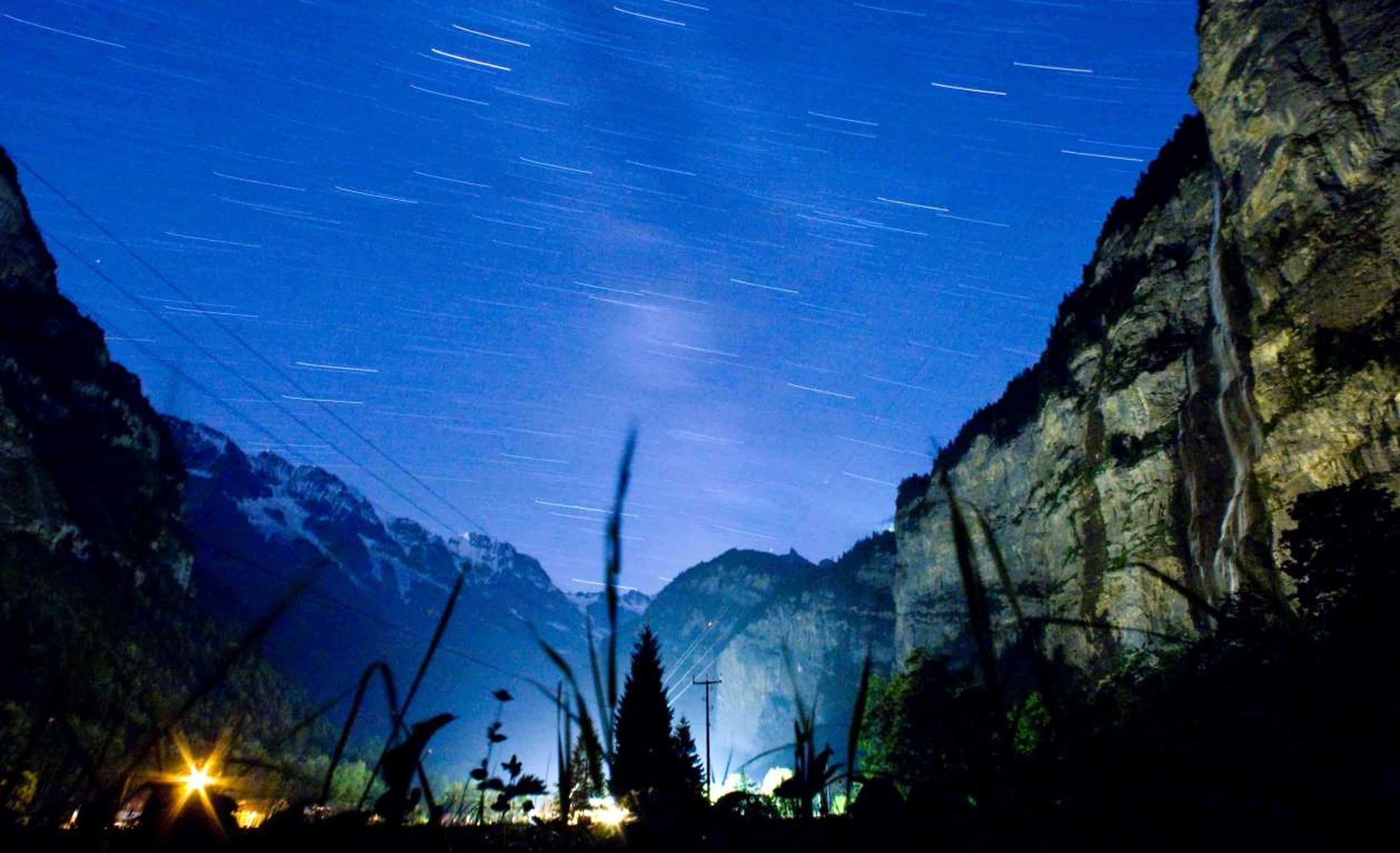 Una colección de imágenes para captar el movimiento de las estrellas en el cielo del Valle de Lauterbrunnen, en Suiza.
