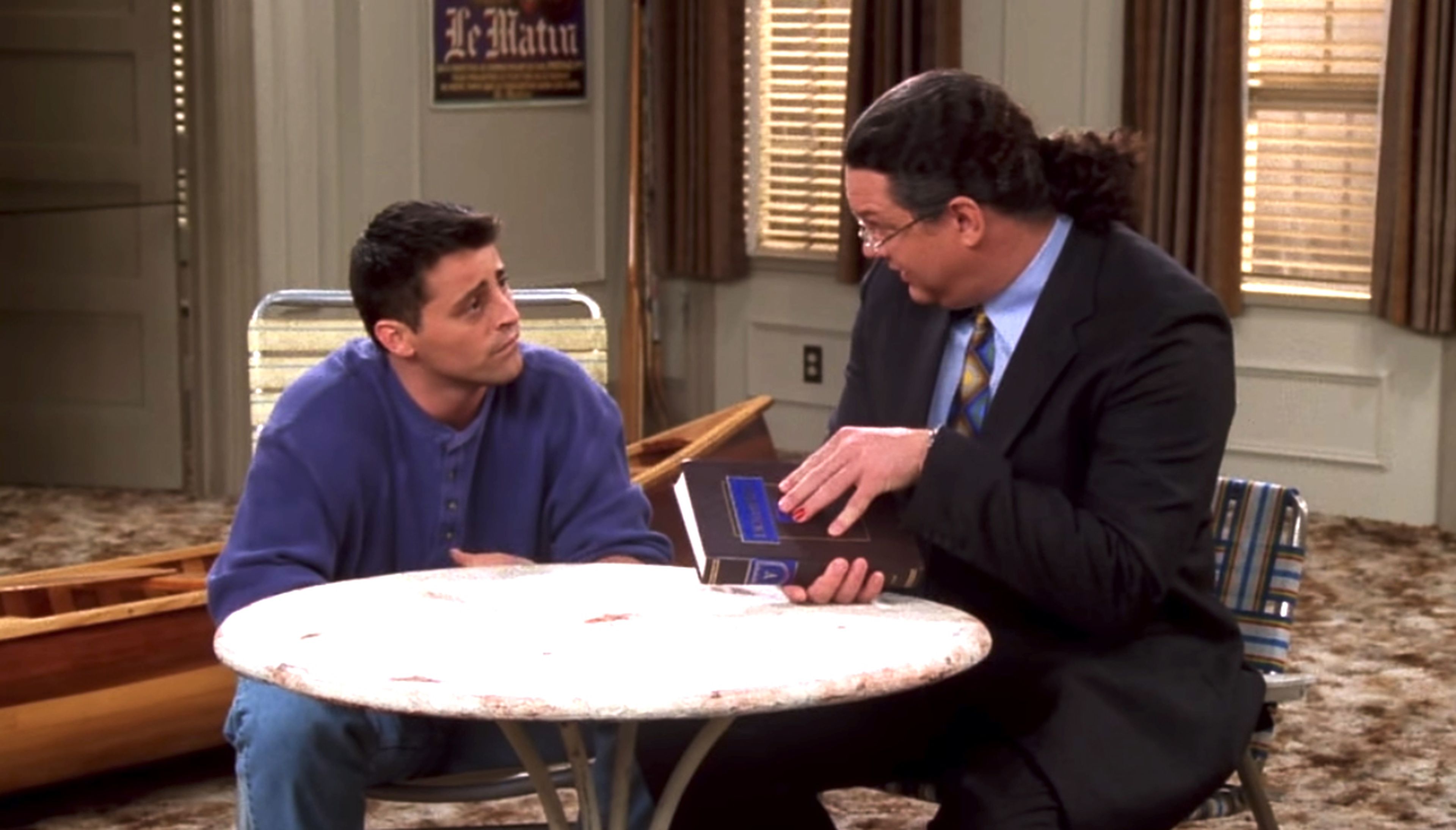 Joey en un capitulo de "Friends" en el que compraba una enciclopedia.