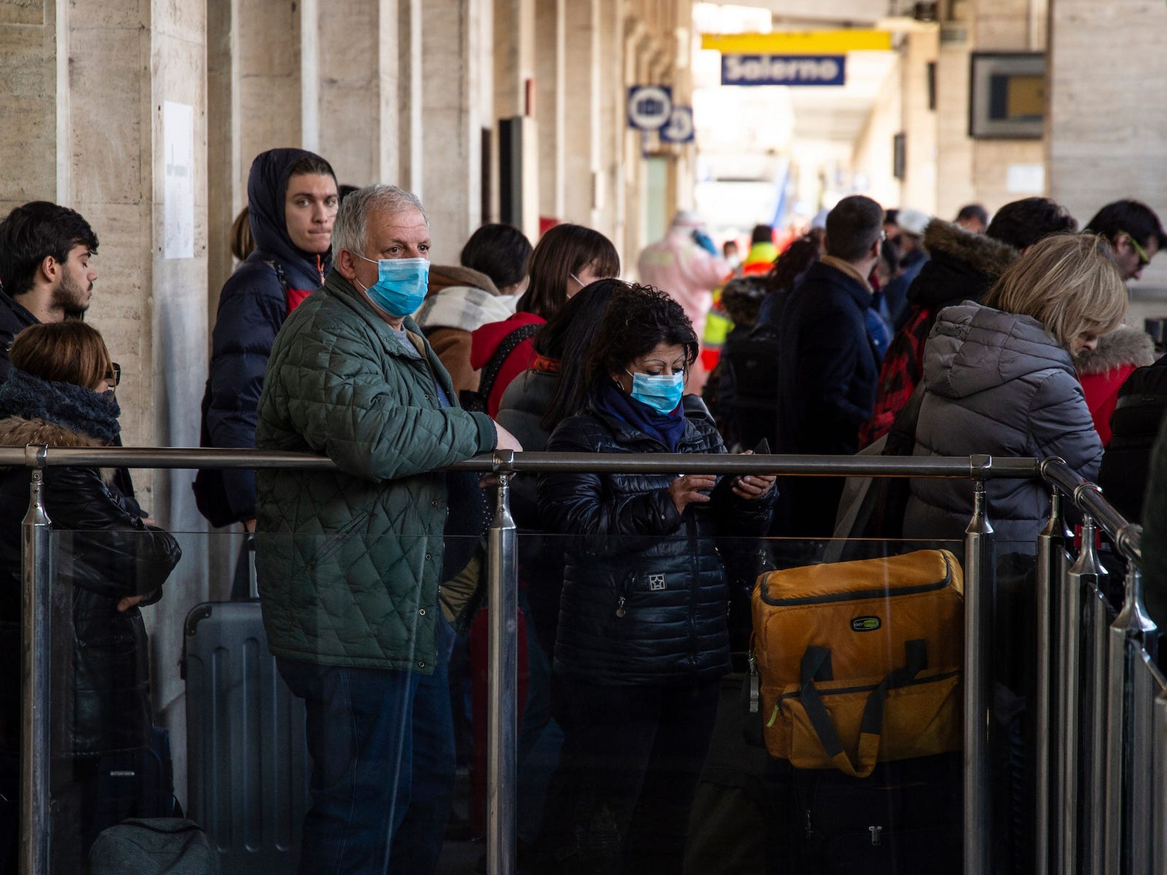 Los pasajeros del tren reciben un control sanitario en Salerno, sur de Italia, el domingo, después de que el gobierno anunciara el cierre de Lombardía y otras 14 provincias.