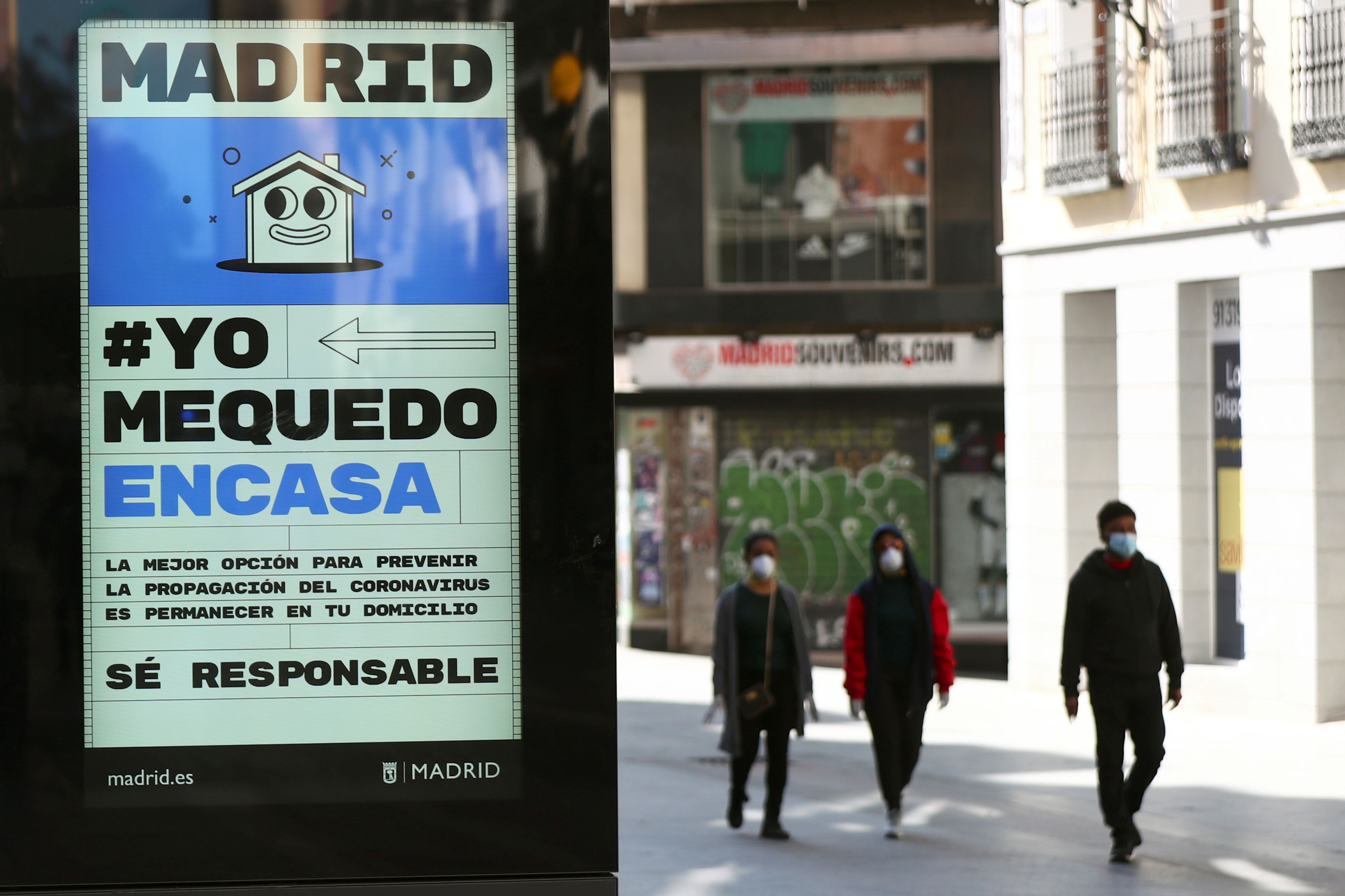 Un cartel en Madrid anima a la gente a permanecer en sus casas por el brote de coronavirus, el 14 de marzo de 2020.