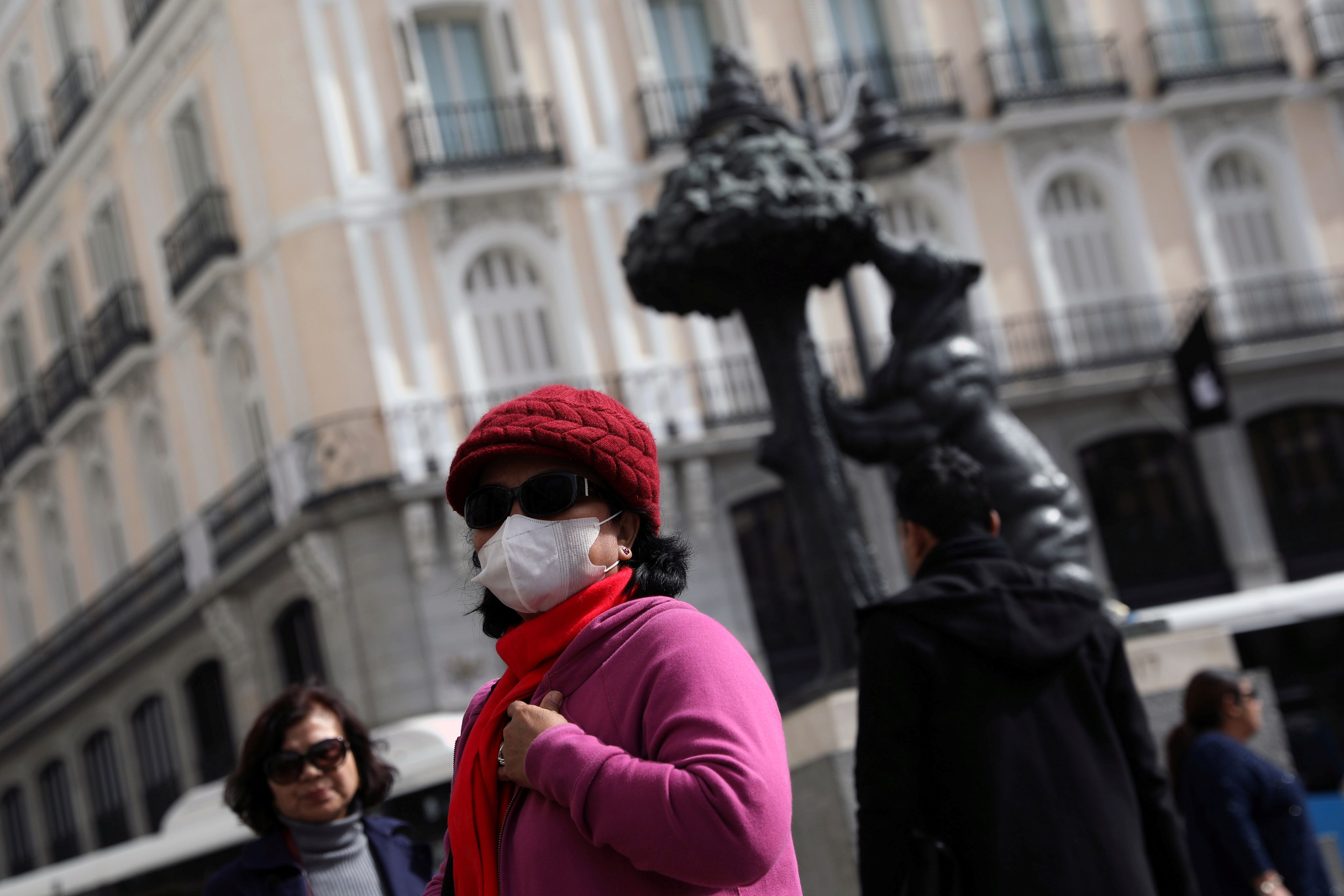 Una turista usa una máscara protectora en la Puerta del Sol tras la aparición de casos de coronavirus en Madrid el 27 de febrero de 2020.