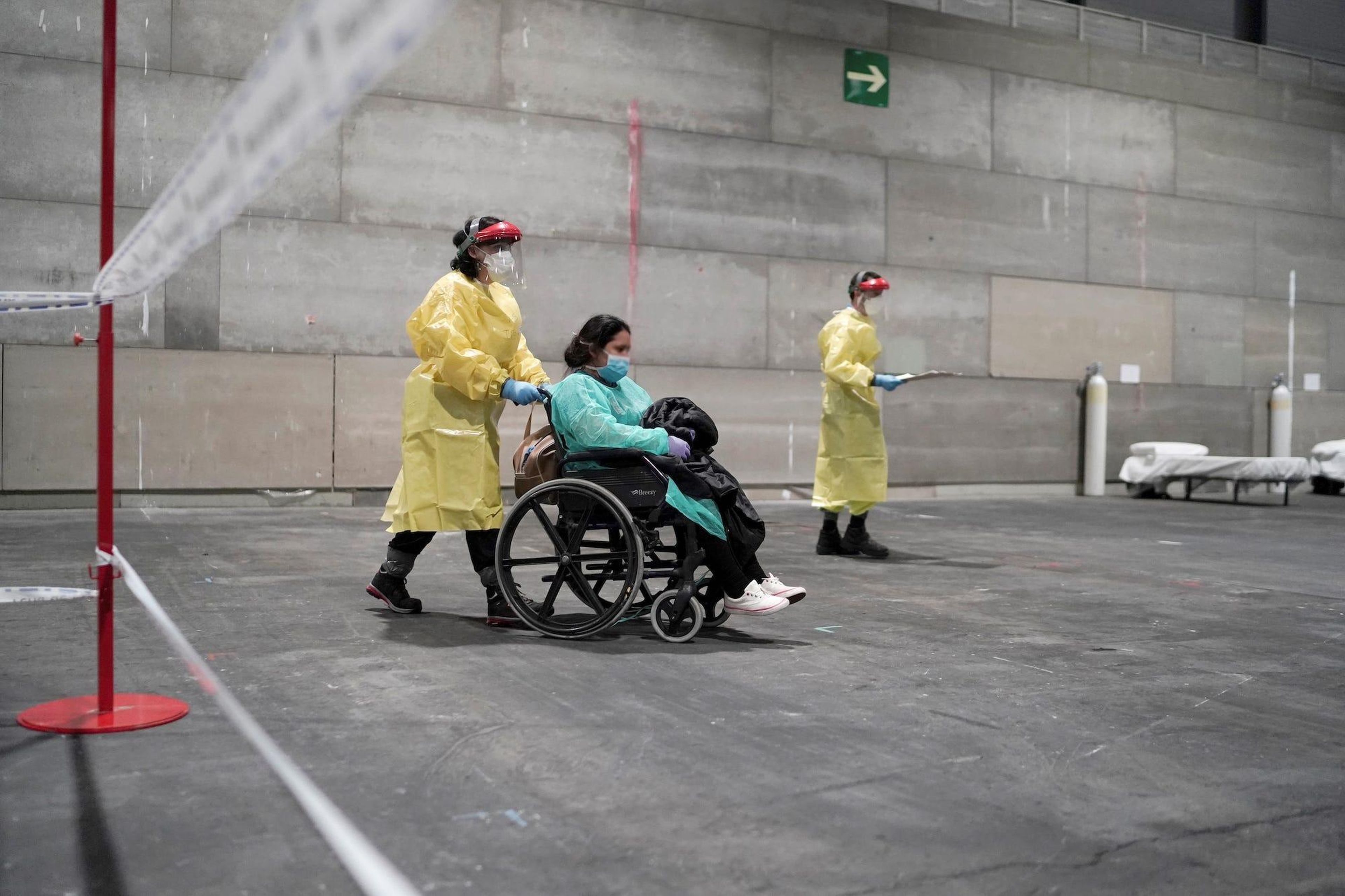 Un paciente llega al hospital de campaña de IFEMA en Madrid, el 21 de Marzo de 2020.