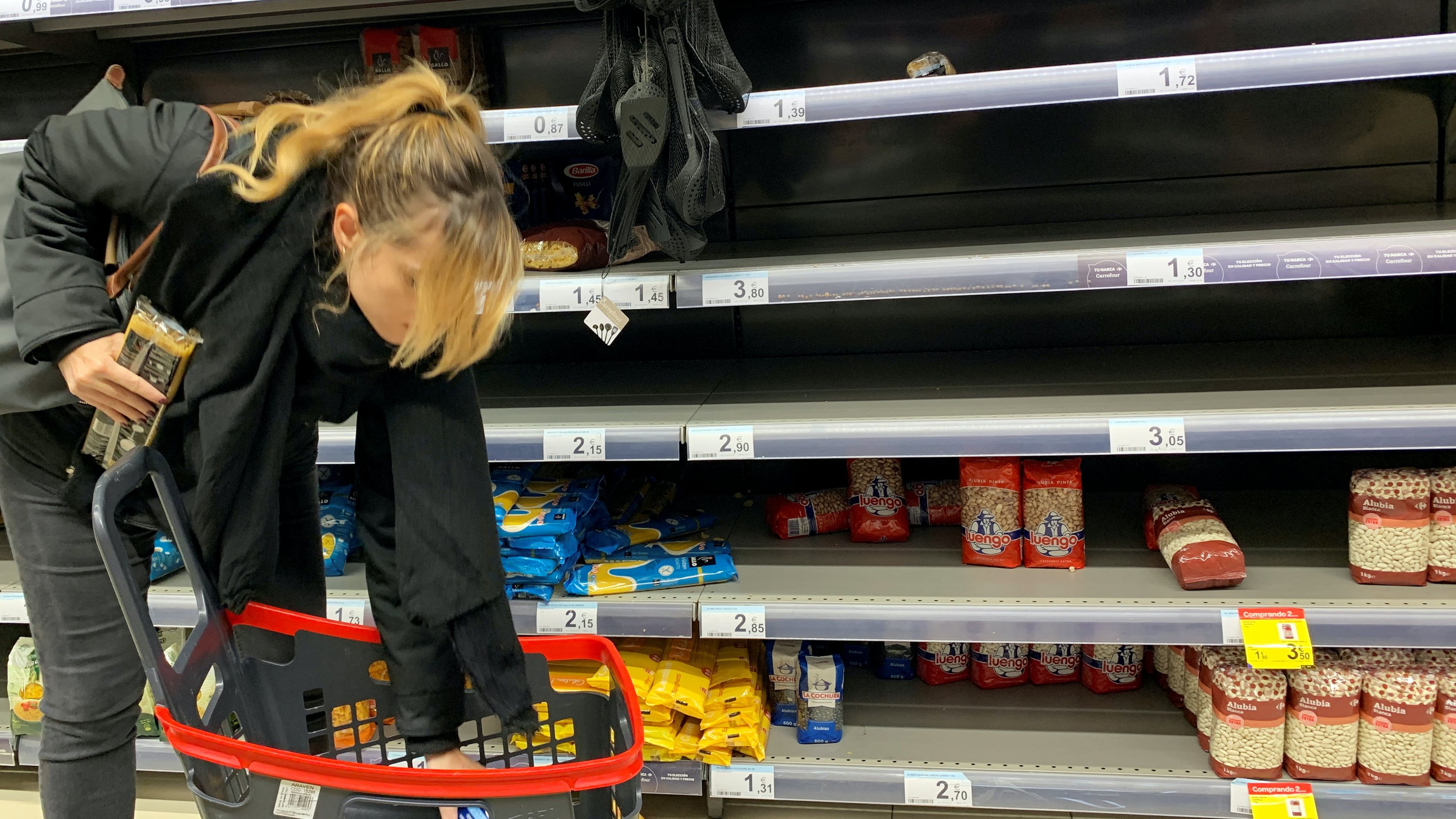 Una mujer en un supermercado de Madrid con problemas de desabastecimiento por la crisis del coronavirus.