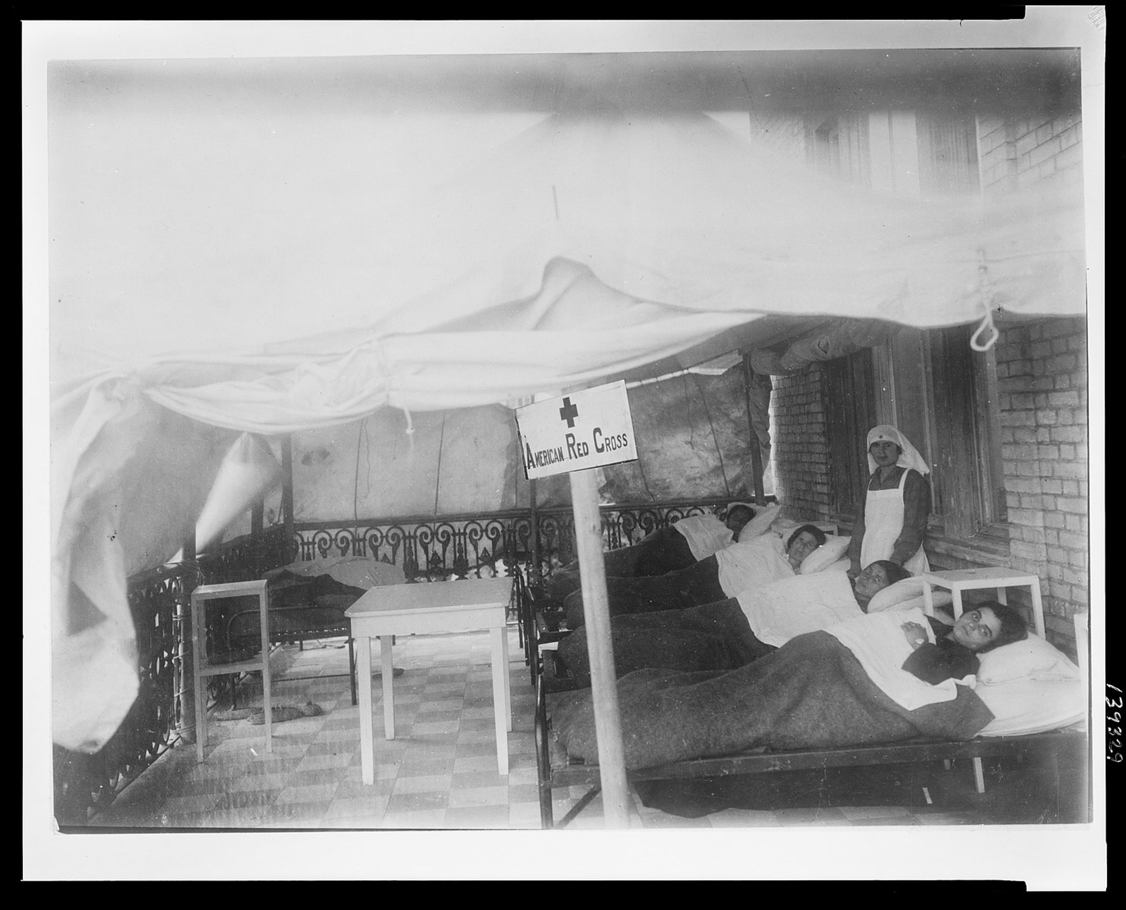 La Cruz Roja Americana con posibles pacientes de tifus en 1922.