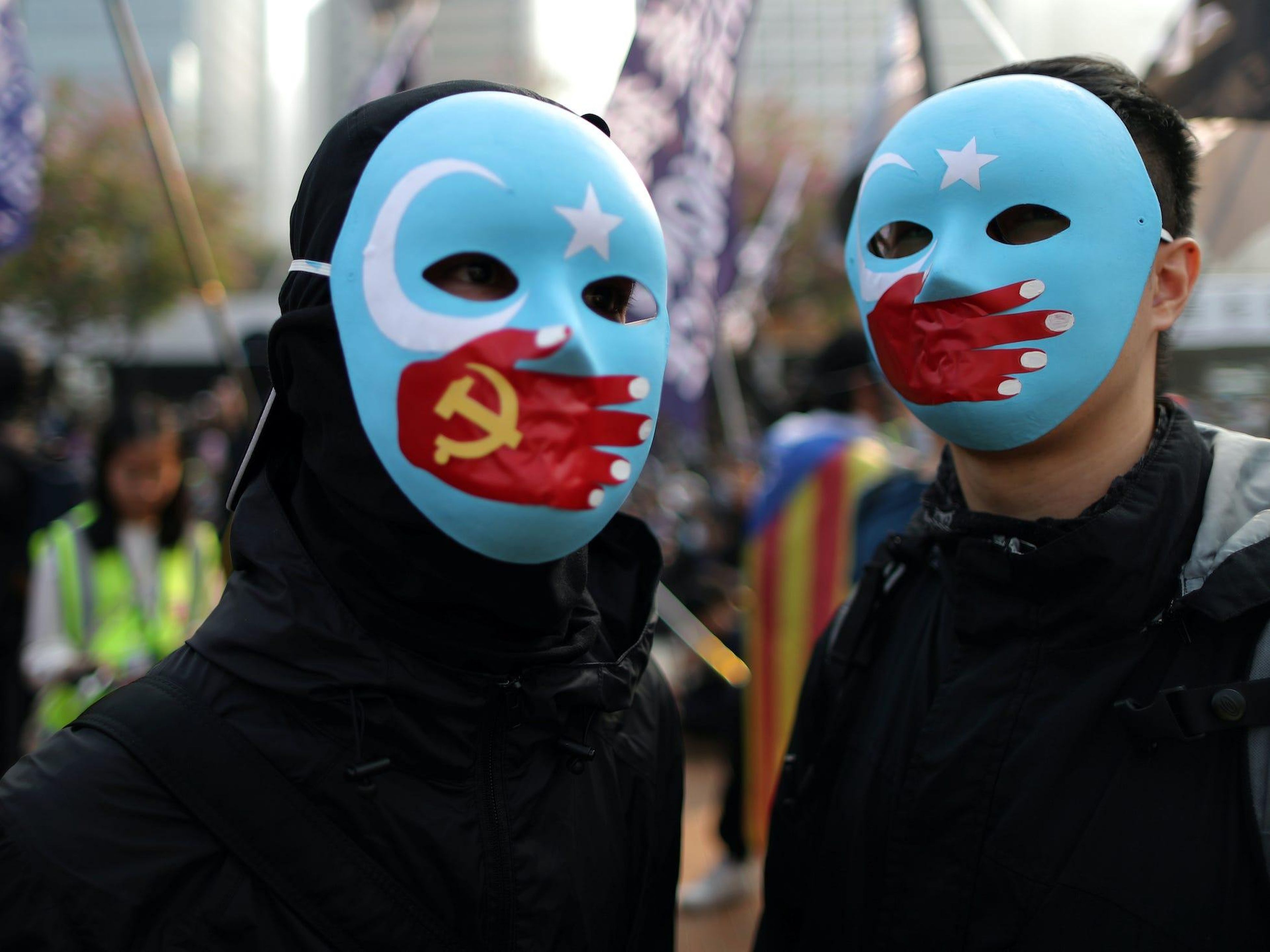 Manifestantes en Hong Kong protestan contra el trato chino de los uigures.