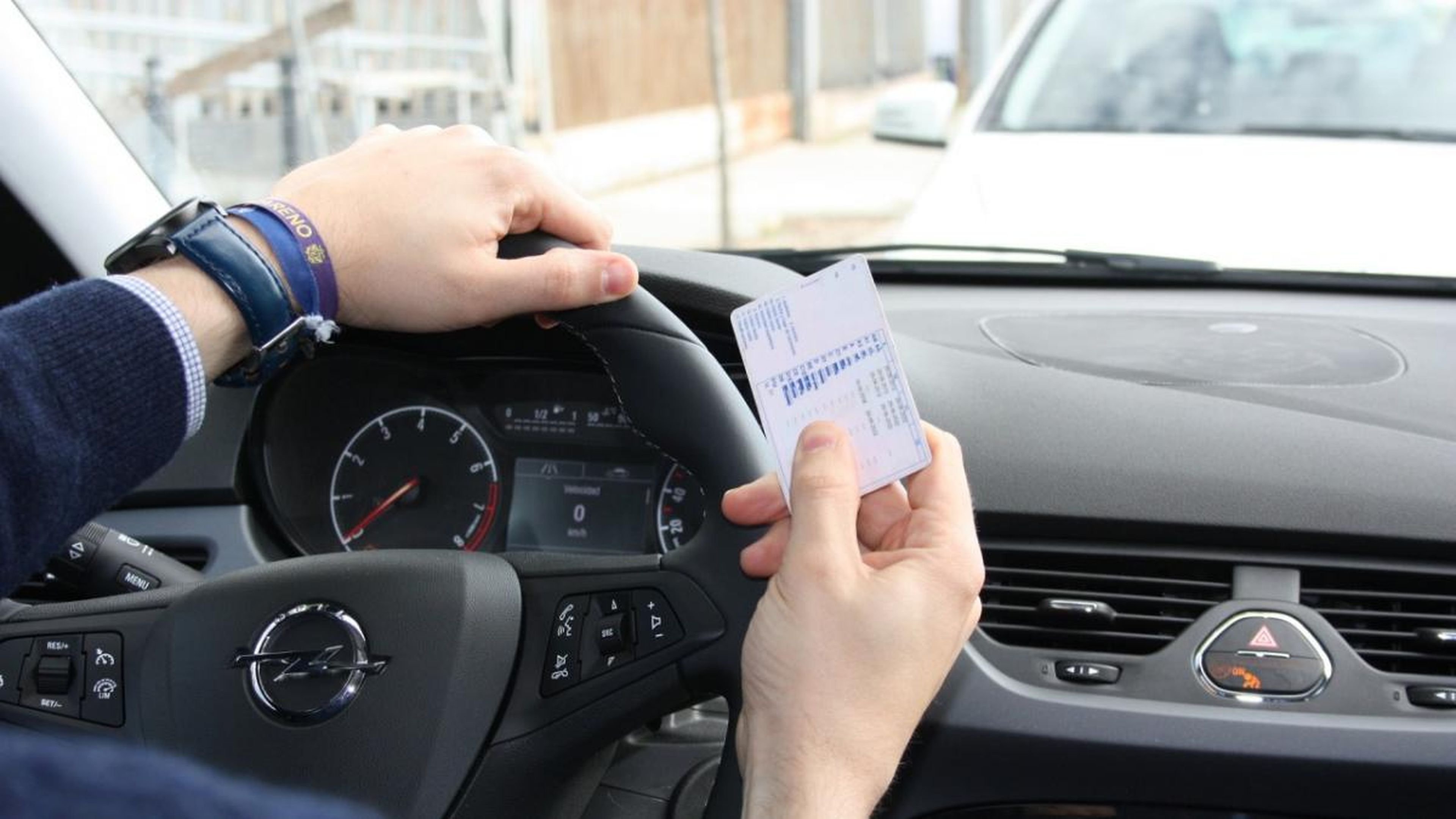 La DGT lo deja claro: ¿puedes conducir durante el estado de alarma con el carné de conducir caducado?