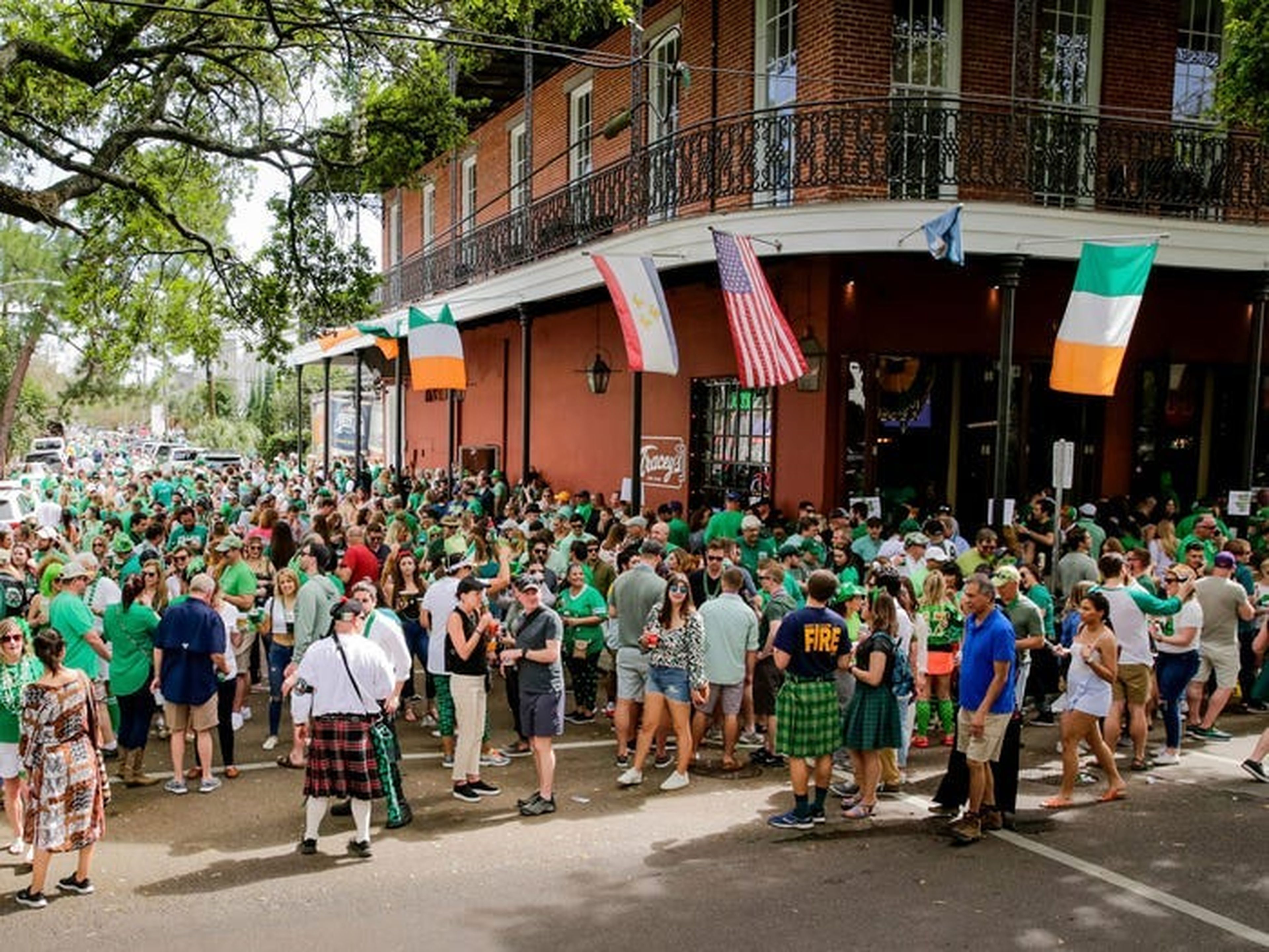 Los asistentes celebran el Día de San Patricio durante una reunión no oficial en el Tracey's Original Irish Channel Bar en Nueva Orleans el 14 de marzo de 2020.