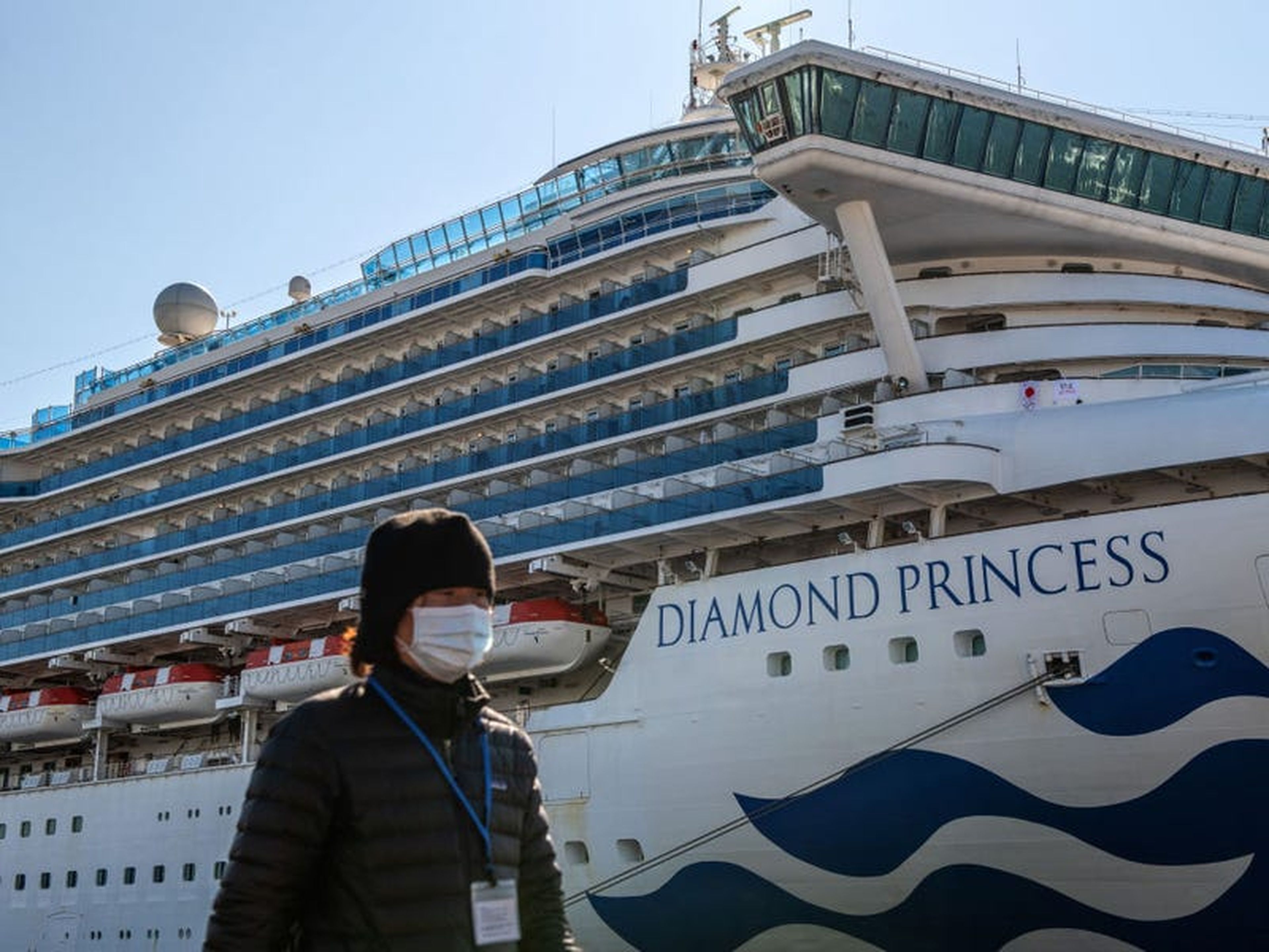 Un miembro de los medios de comunicación pasa junto al crucero Diamond Princess en el muelle Daikoku en Yokohama, Japón, el 2 de febrero de 2020.