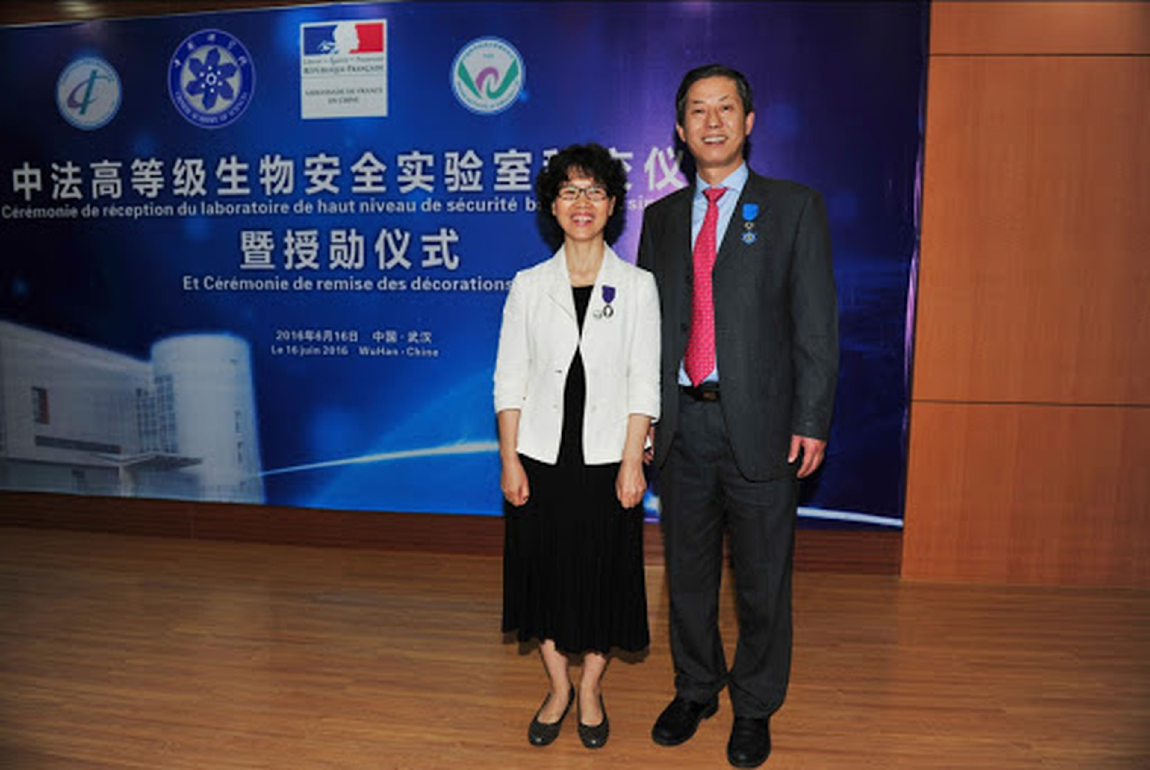 La doctora Shi Zheng Li y el director del Instituto de Virología de Wuhan.