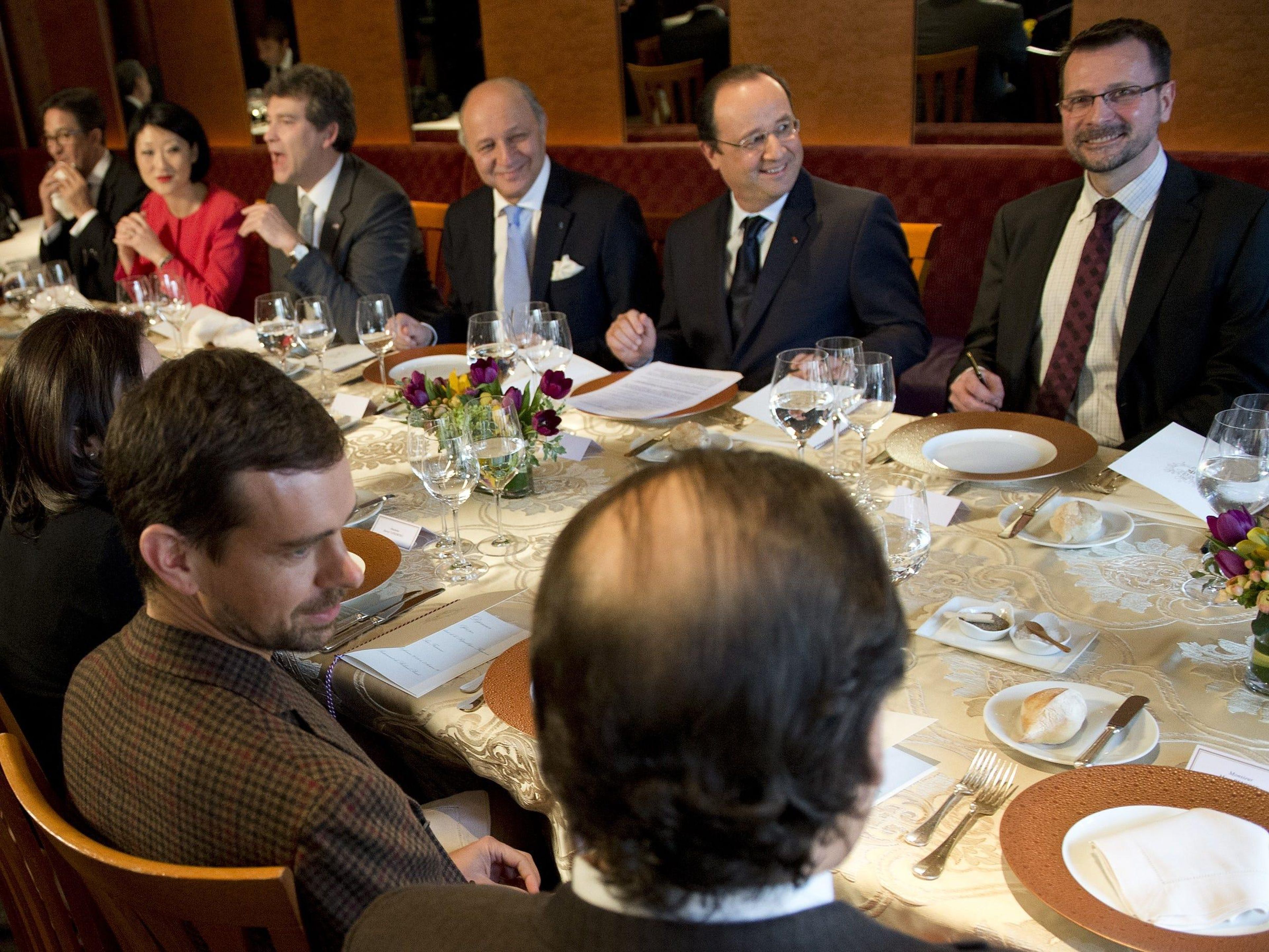 Jack Dorsey, delante, asistiendo a una cena con el ex presidente francés Francois Hollande.