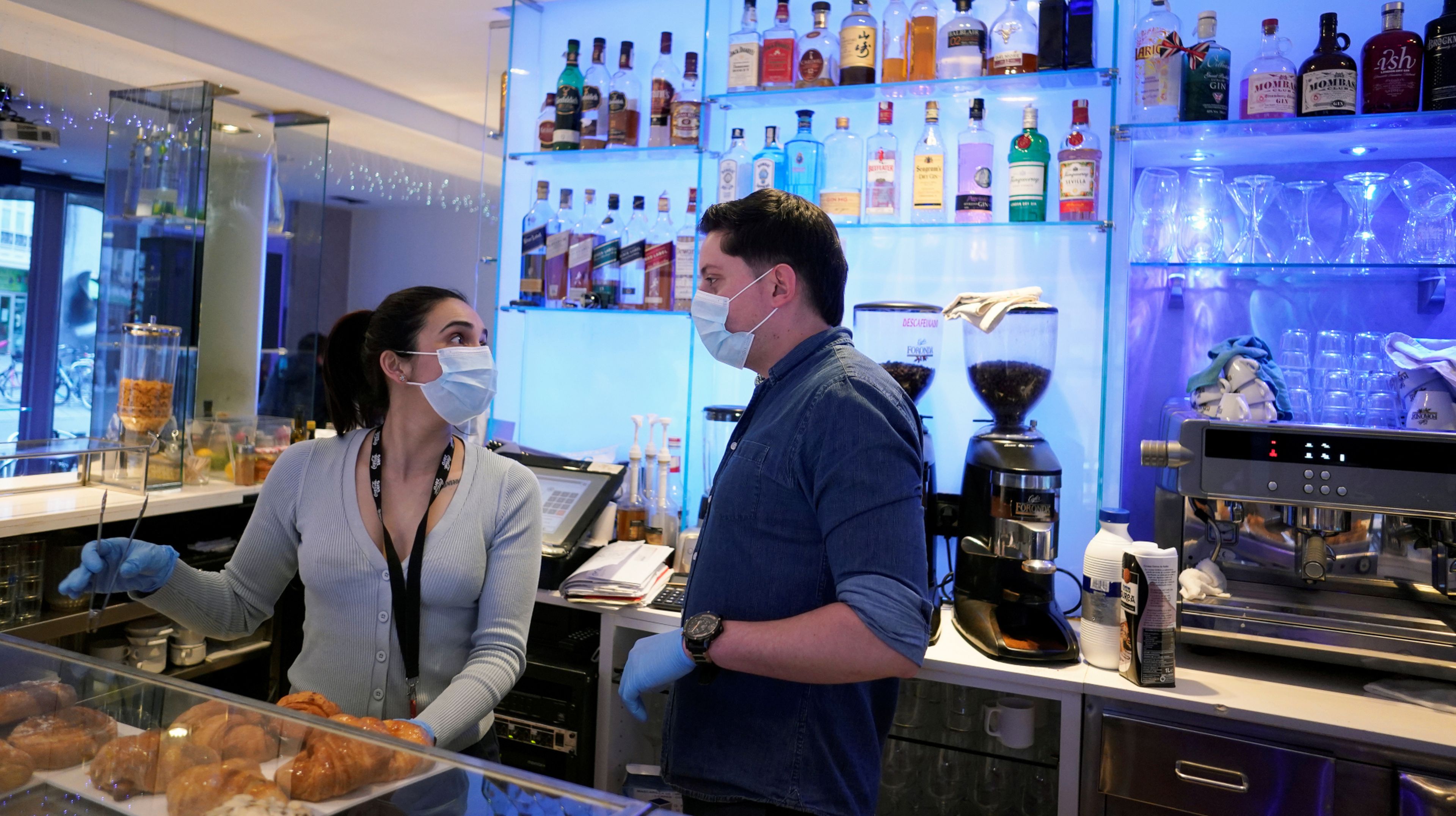Dos camareros de Vitoria en su bar durante la pandemia de coronavirus