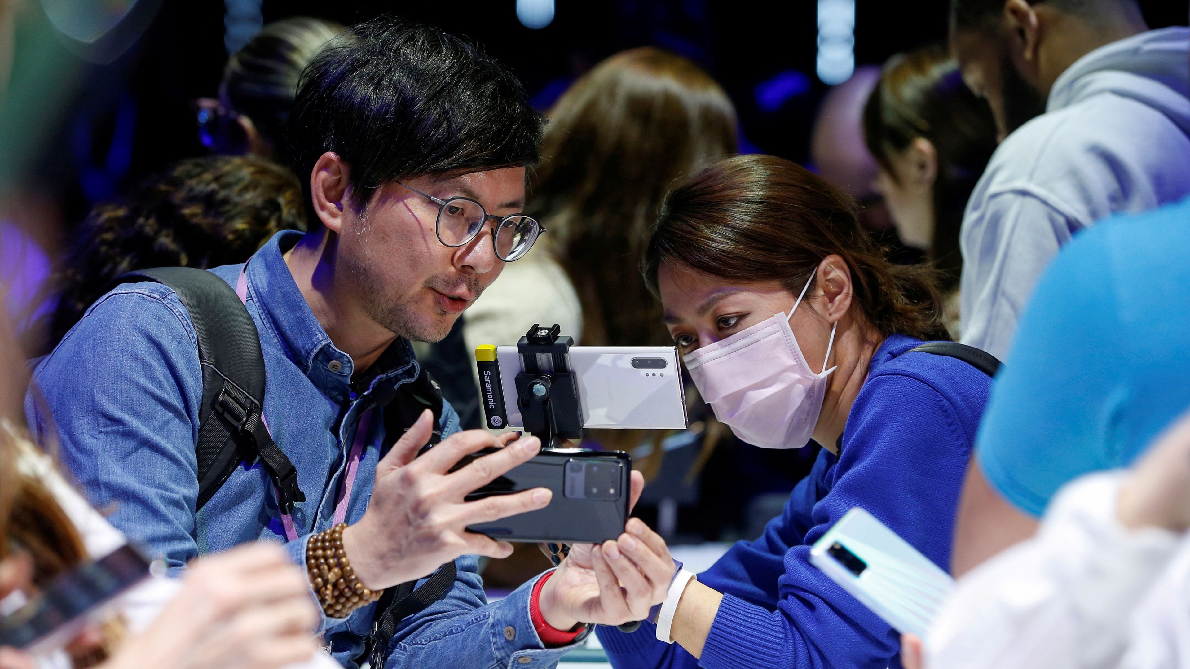 Dos chinos inspeccionan un smartphone Samsung Galaxy S20 Ultra 5G durante el Samsung Unpacked.