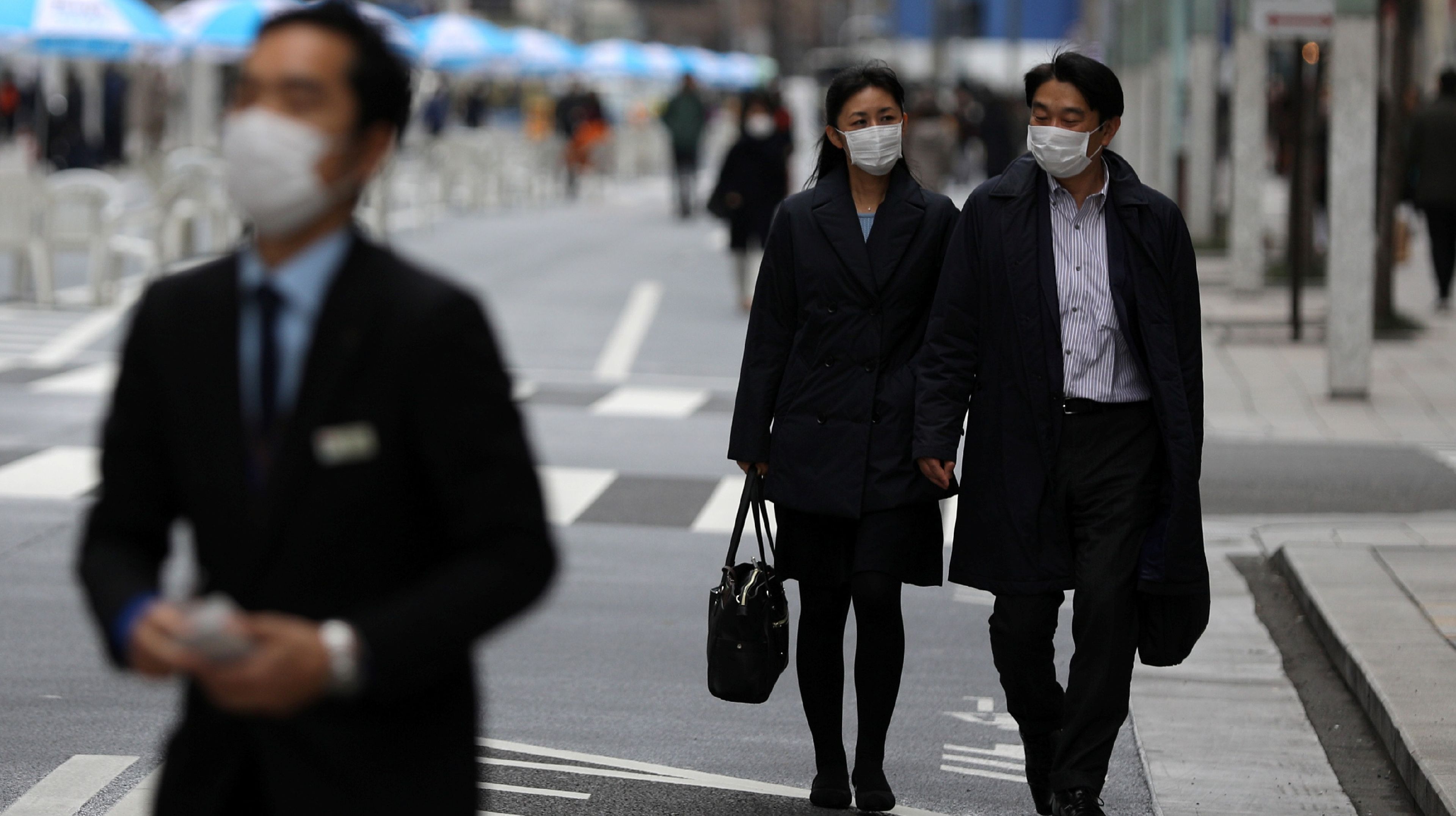Dos ciudadanos chinos caminan por la calle durante el brote de coronavirus.
