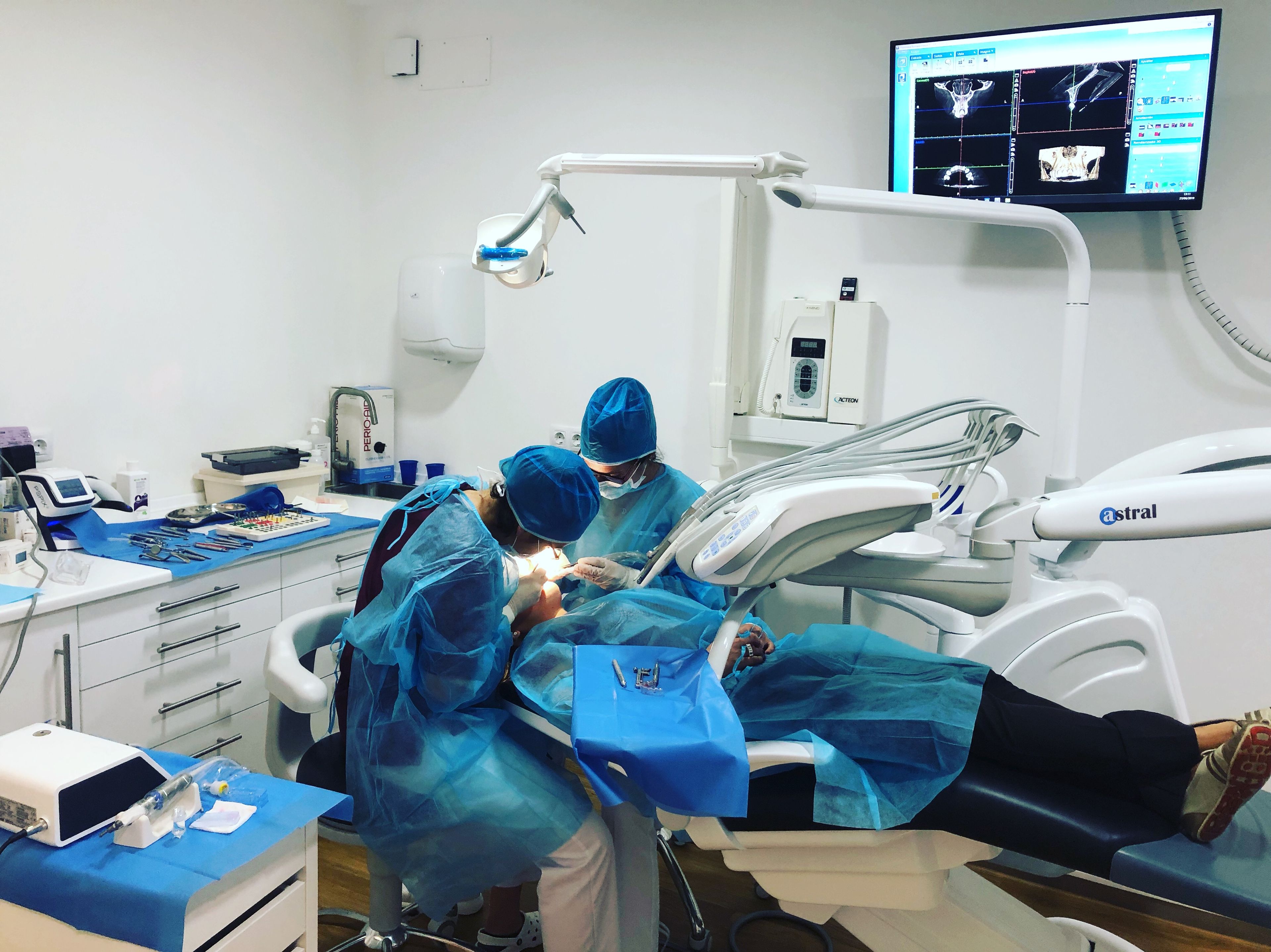 Dos dentistas trabajando en la clínica dental Alfonso Souto, antes de que se declarara el estado de emergencia