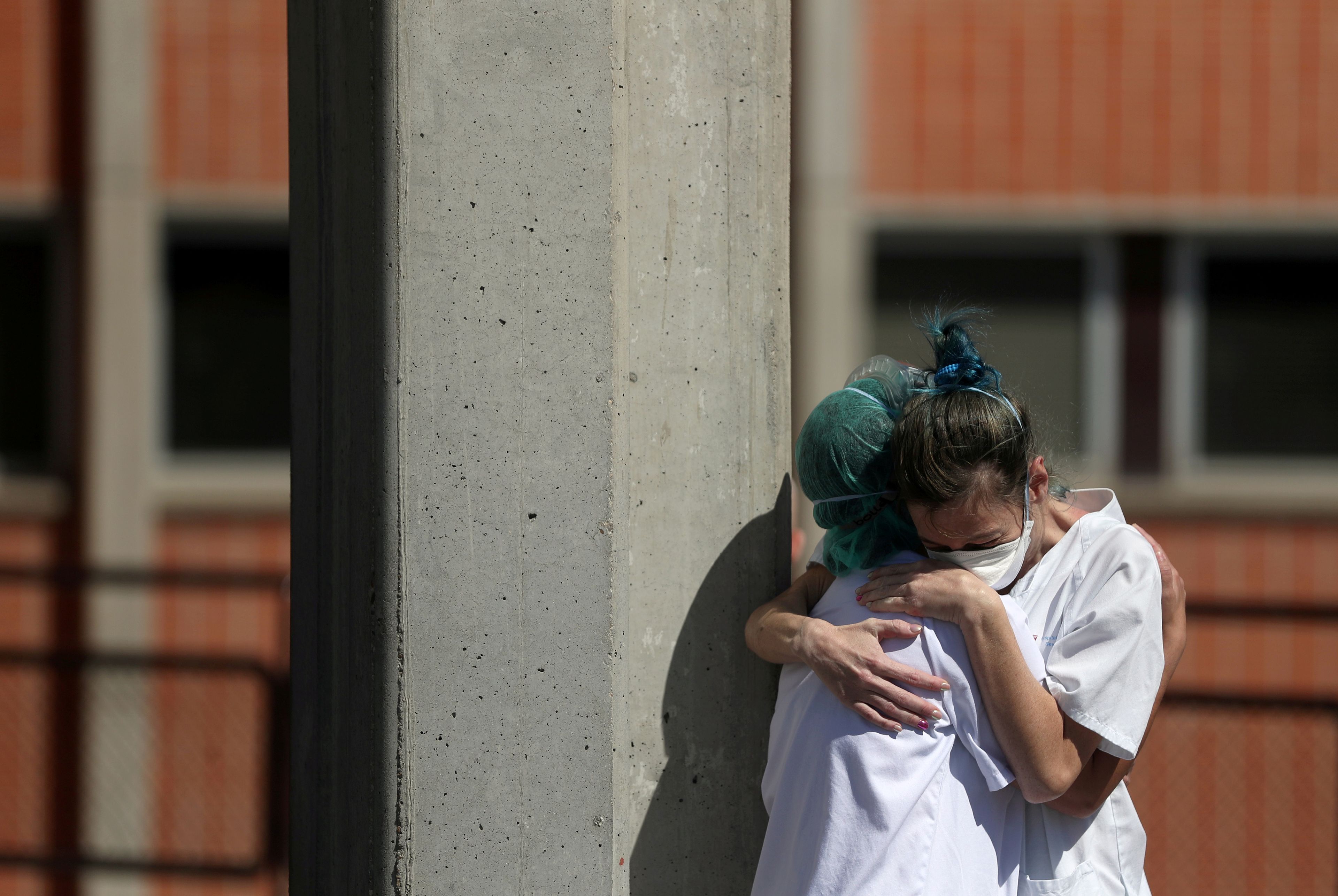 Dos enfermeras se abrazan en Leganés en medio de la pandemia del coronavirus