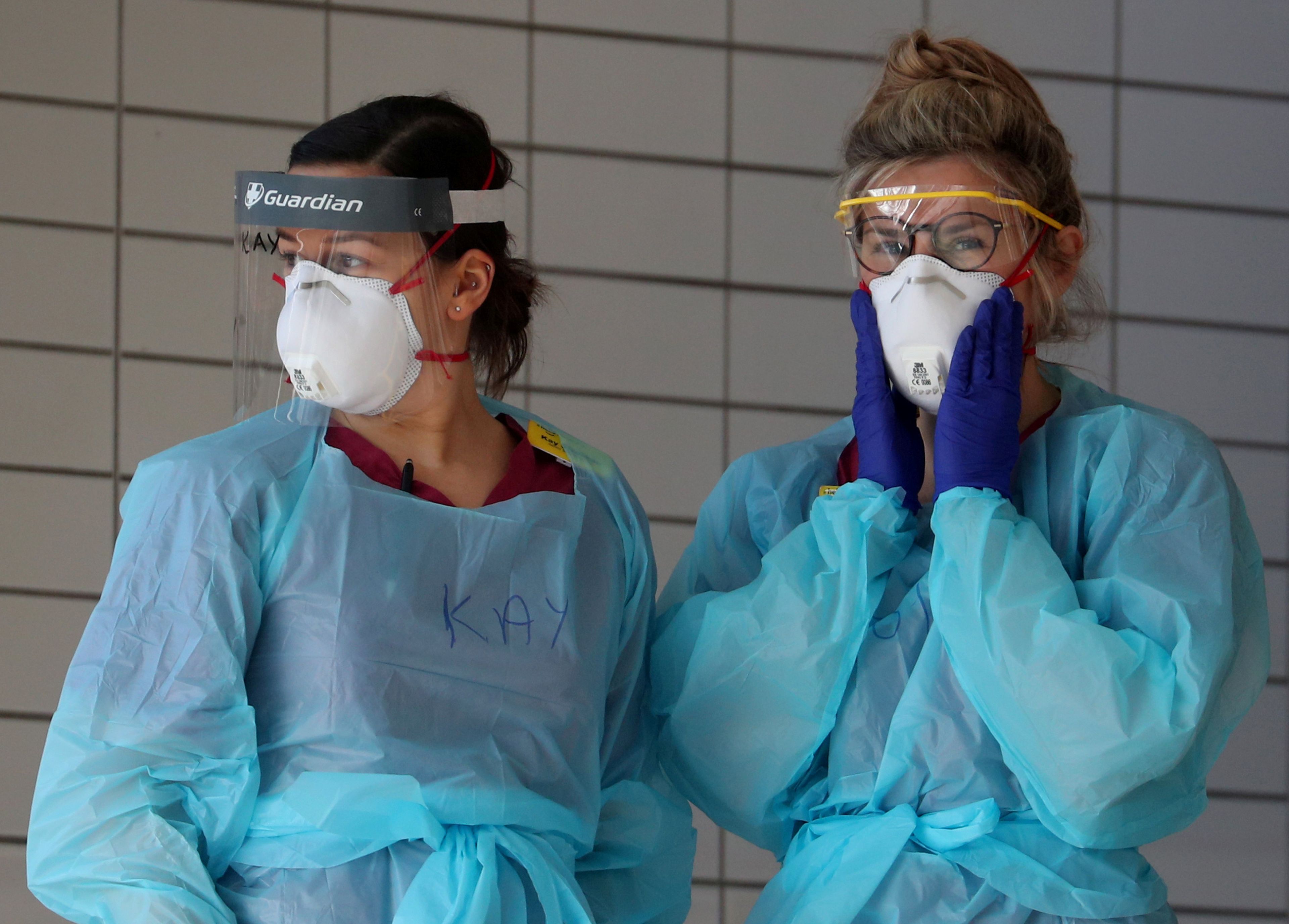 Dos enfermeras británicas protegidas para tratar pacientes con coronavirus.