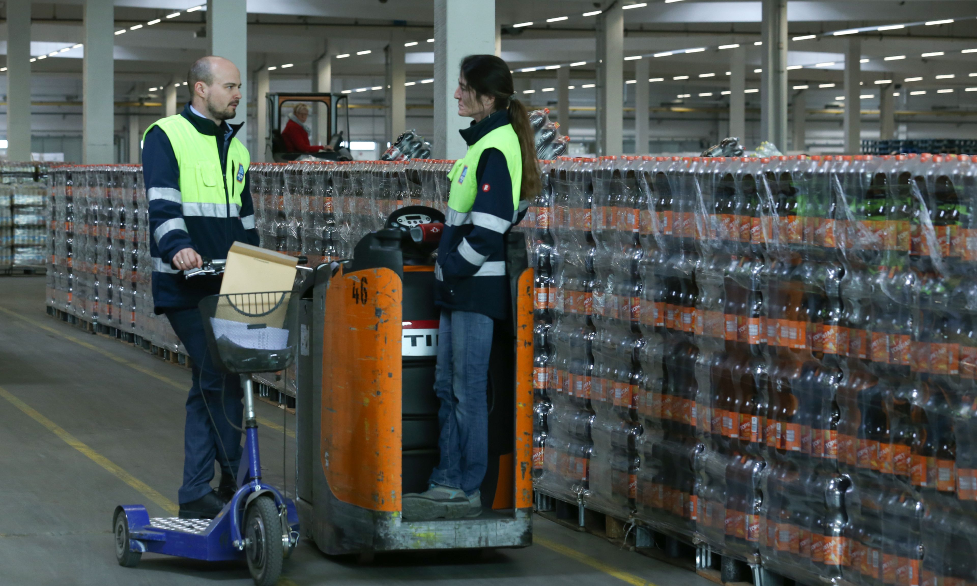 Dos trabajadores de un almacén logístico de los supermercados Aldi