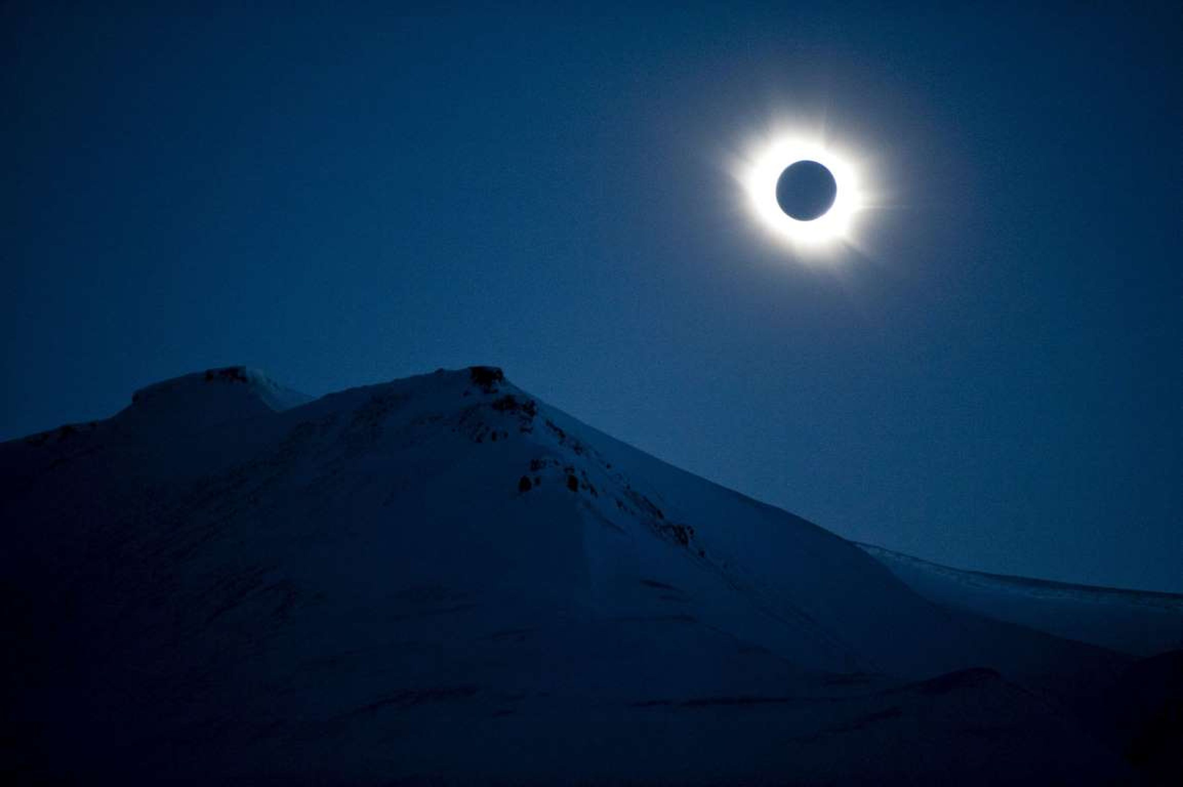 Un eclipse total de sol visto en Svalbard, Noruega.