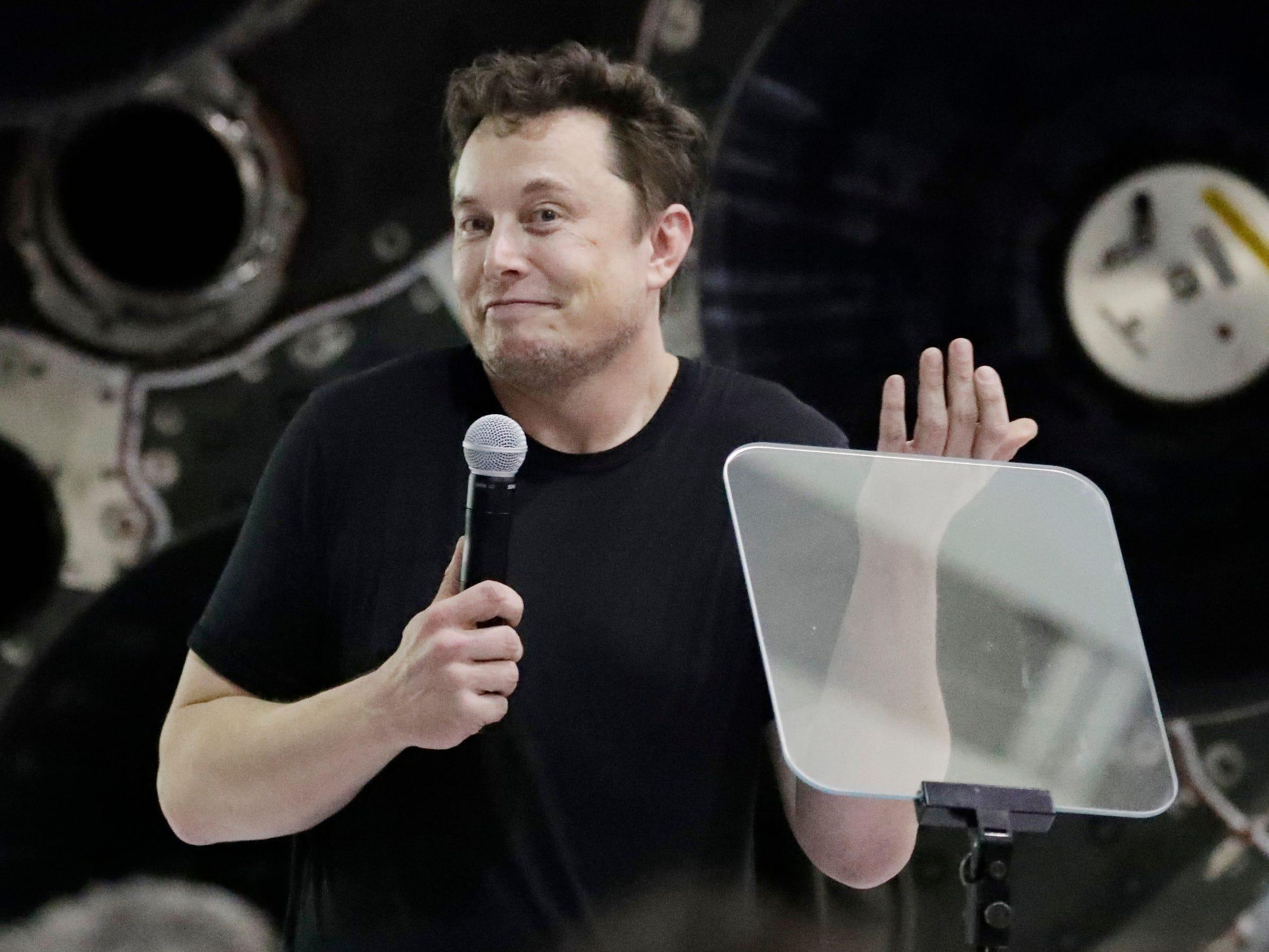 Наушники илон маск. Elon Musk. Илон Маск (Elon Musk). Илон Маск 2013. Elon Musk фото.