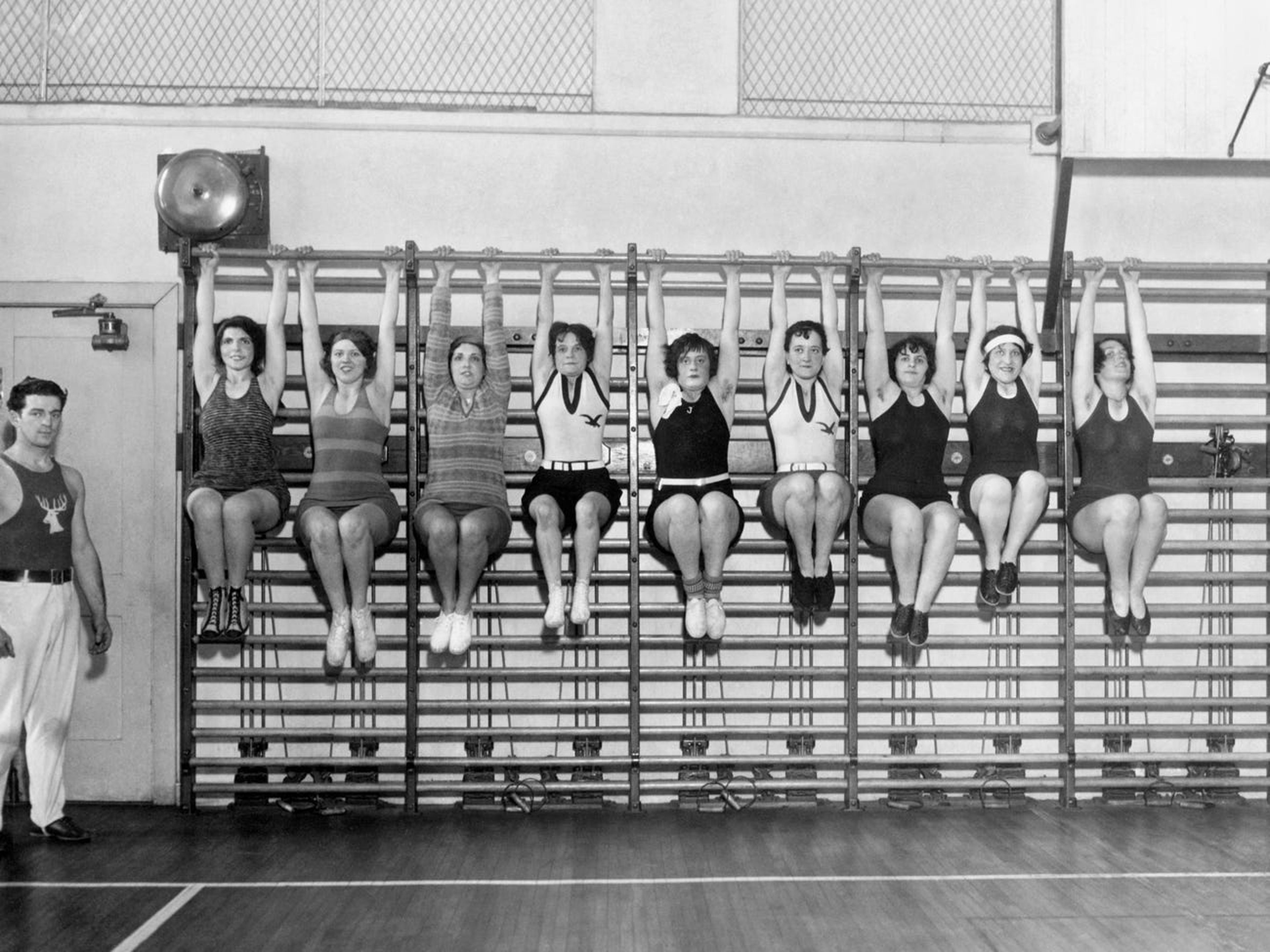 Las esposas de los miembros de la organización Philadelphia Elks en el gimnasio del club.