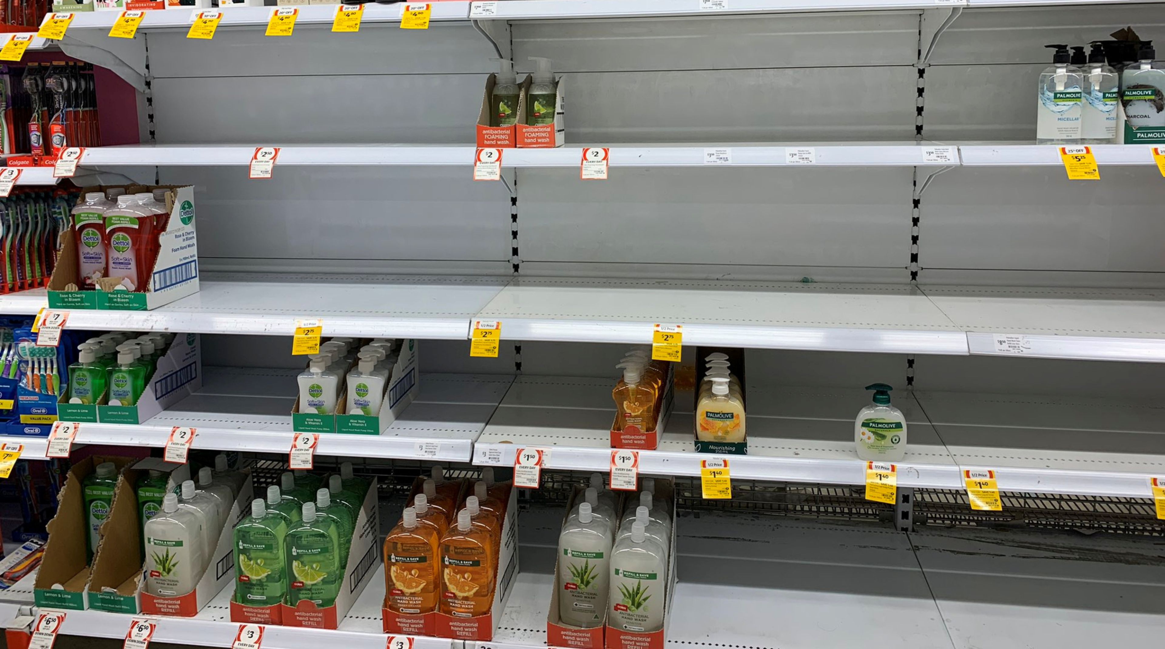 Estanterías vacías en la sección de desinfectantes de un supermercado de Canberra (Australia)
