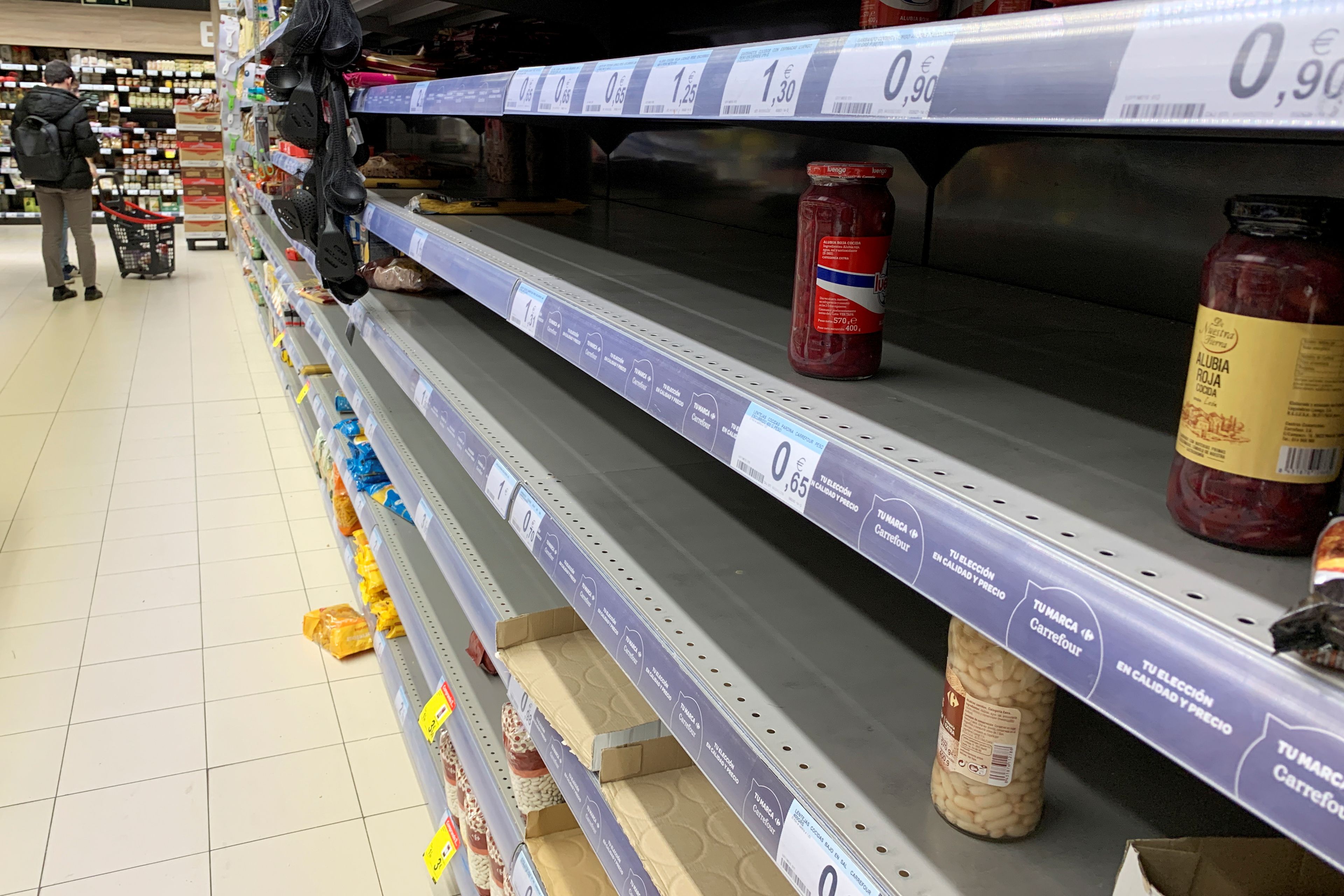 Estantes semivacíos en un supermercado de Madrid durante el confinamiento por el coronavirus