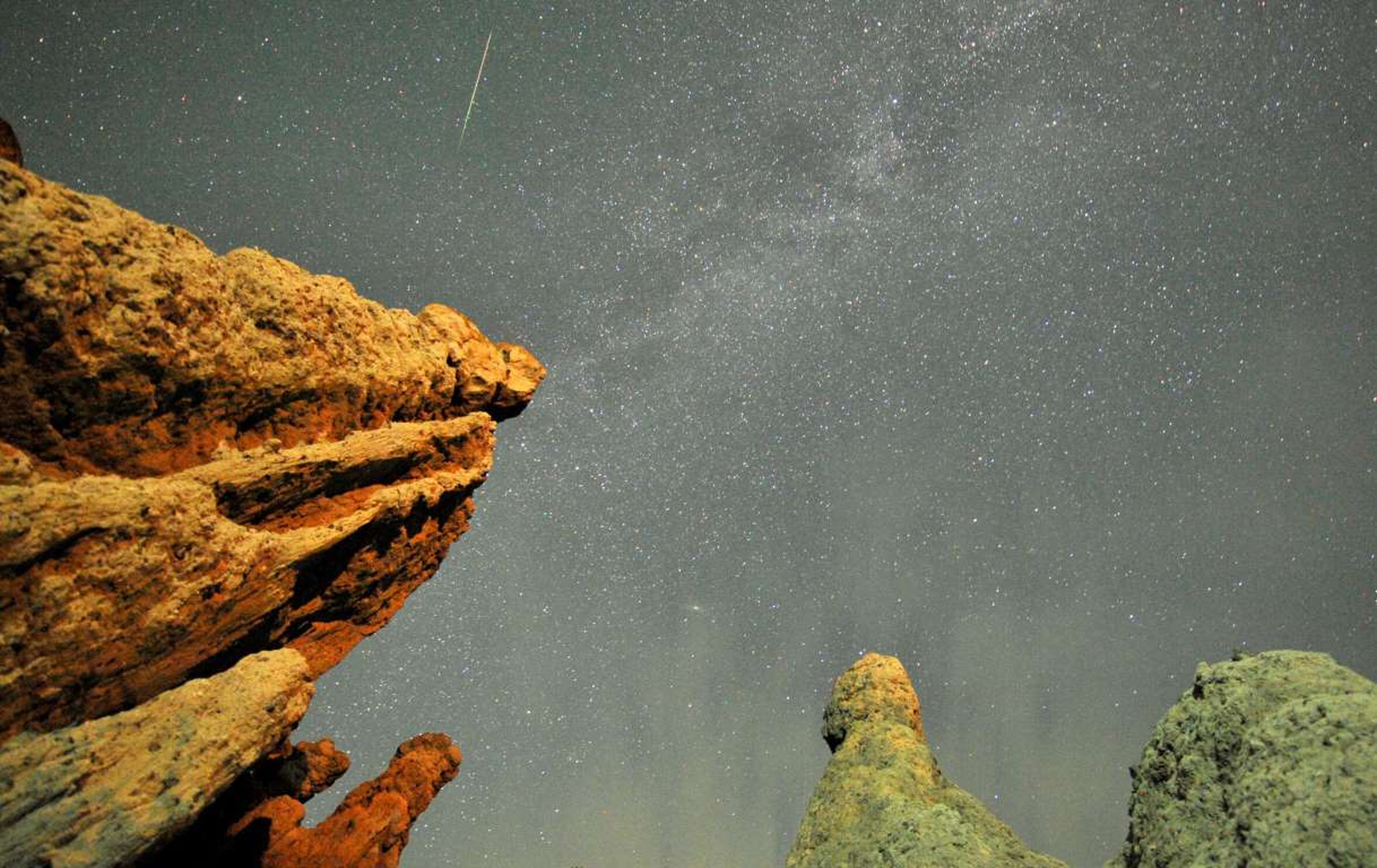 La estela de un comenta entre las estrellas del cielo nocturno de la localidad de Kuklici, en Macedonia.