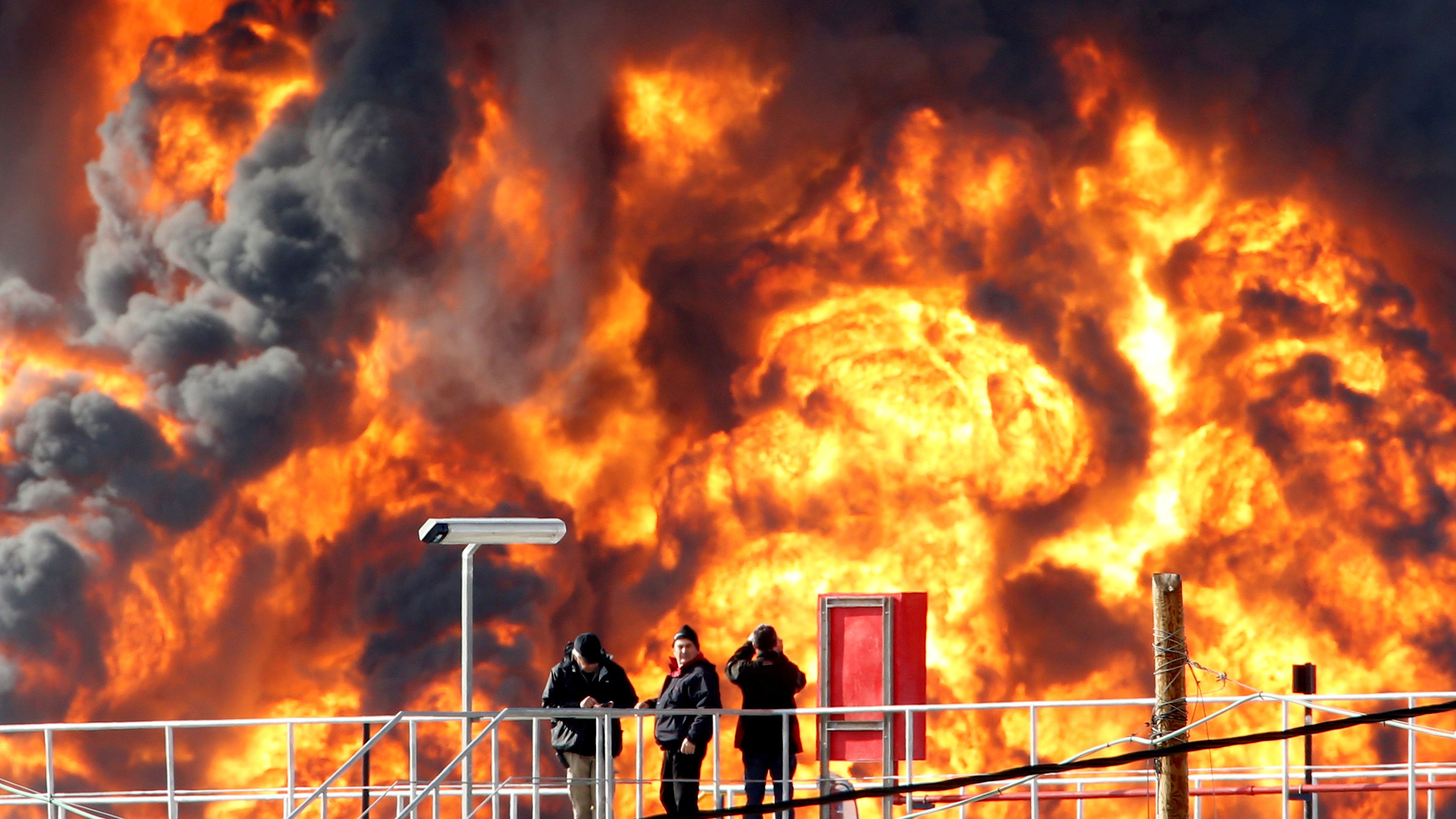 Una explosión en una refinería de petróleo