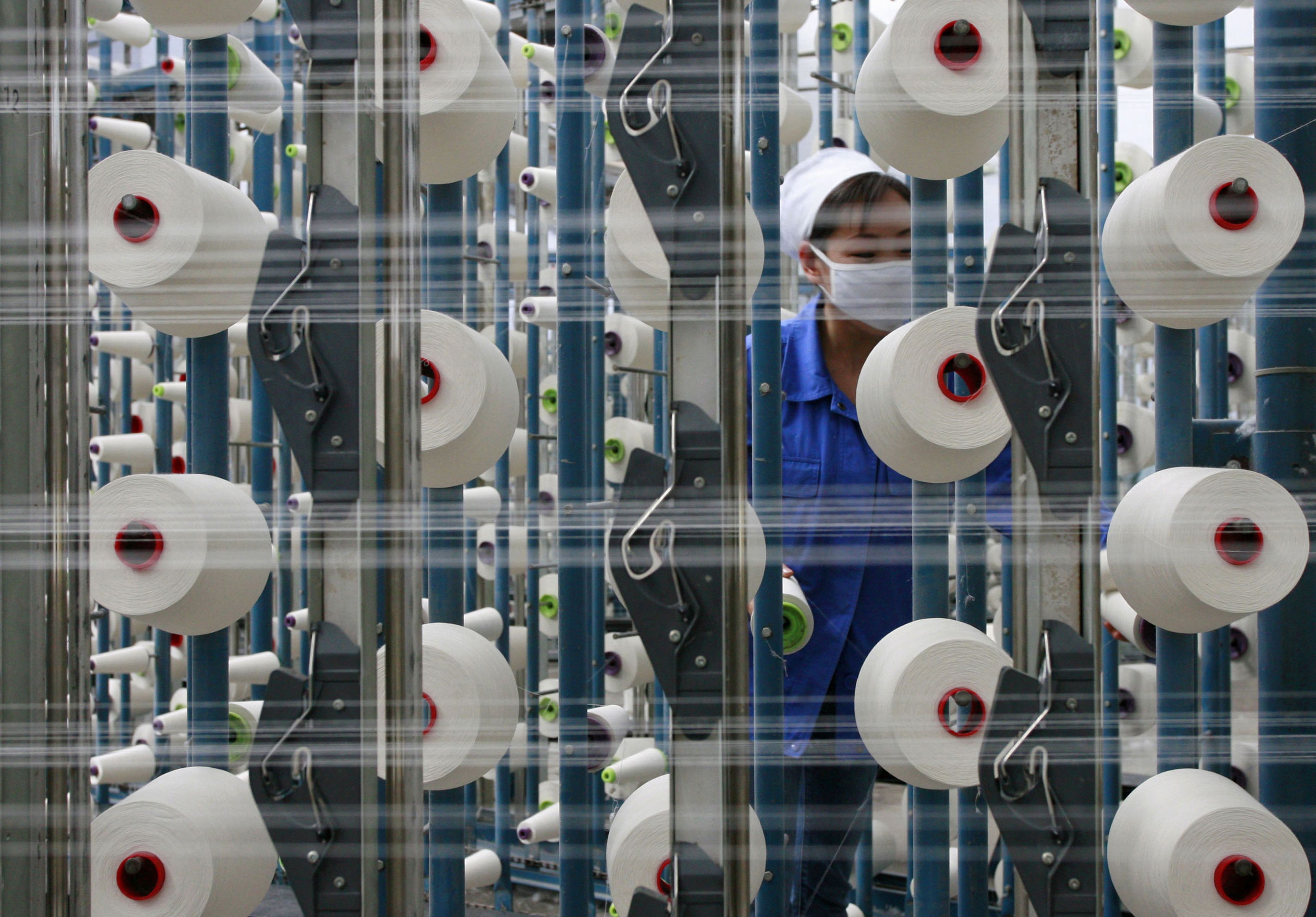 Una trabajadora en una fábrica textil en China