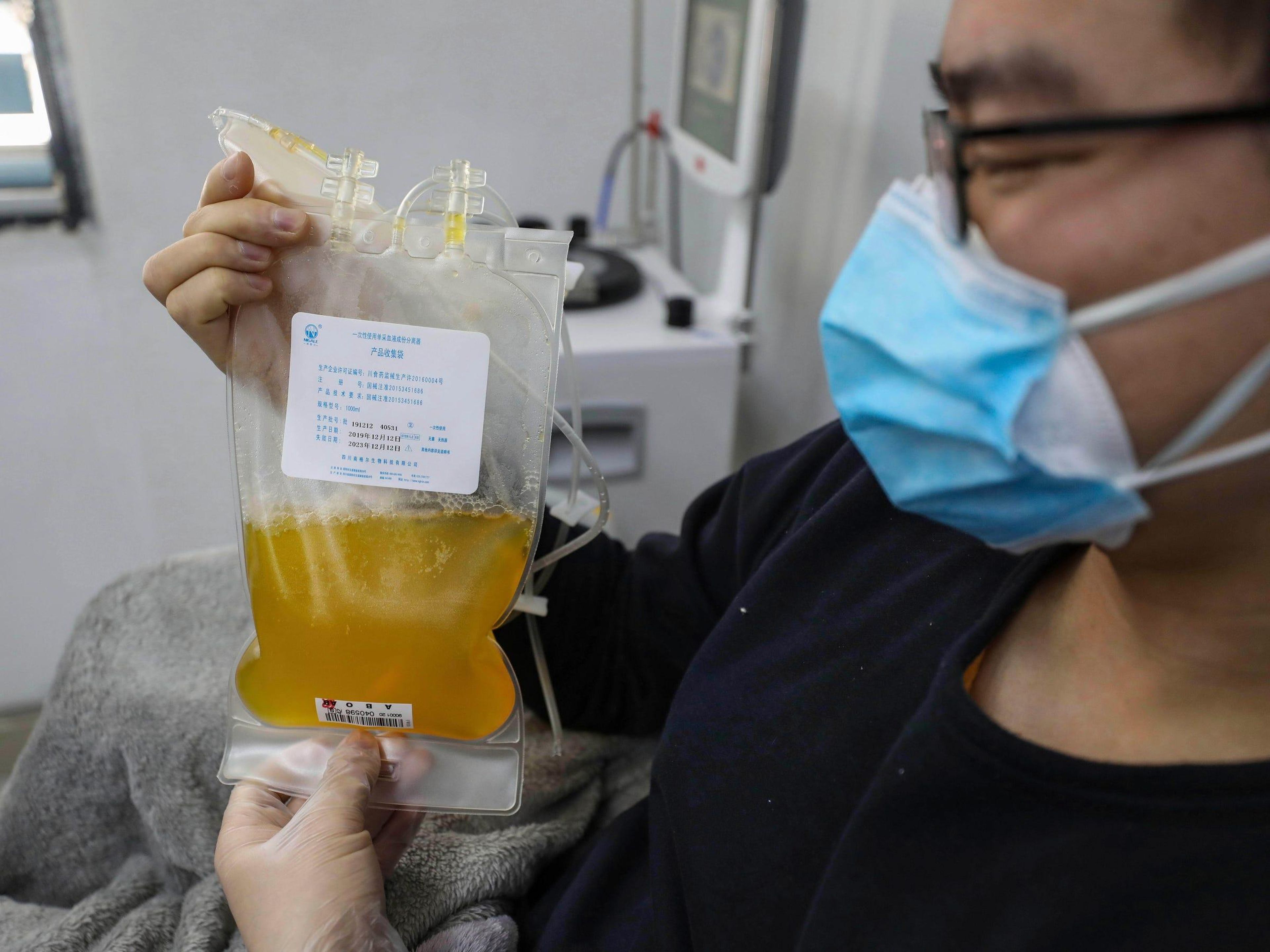El doctor Zhou Min, un paciente recuperado de COVID-19 que ha pasado su cuarentena de 14 días, dona plasma en el centro de sangre de la ciudad de Wuhan, capital de Hubei, China.