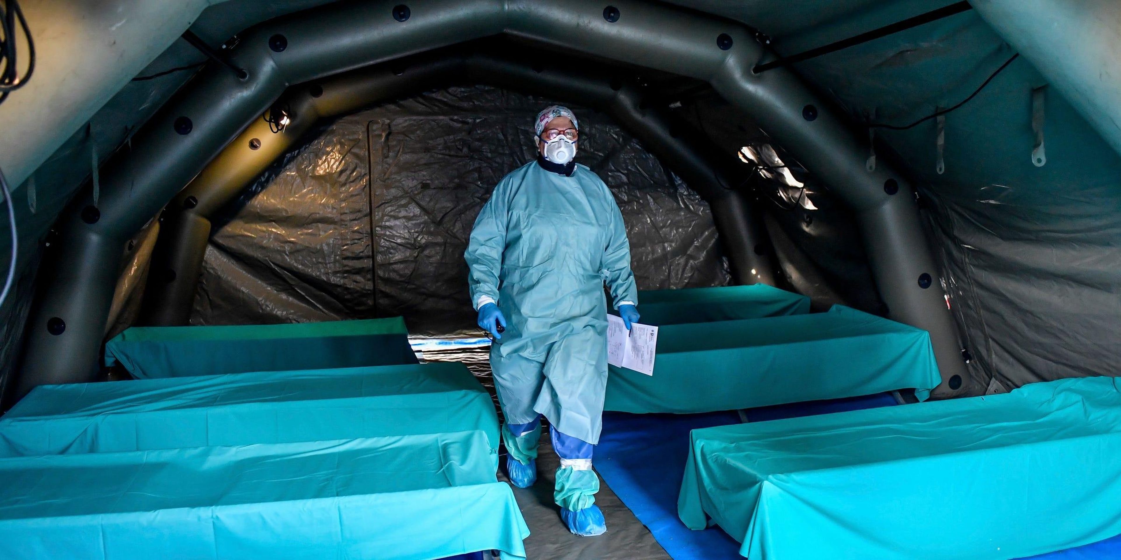 Trabajadores de sanidad en una carpa montada en Italia para ayudar a tratar el creciente número de pacientes con coronavirus.
