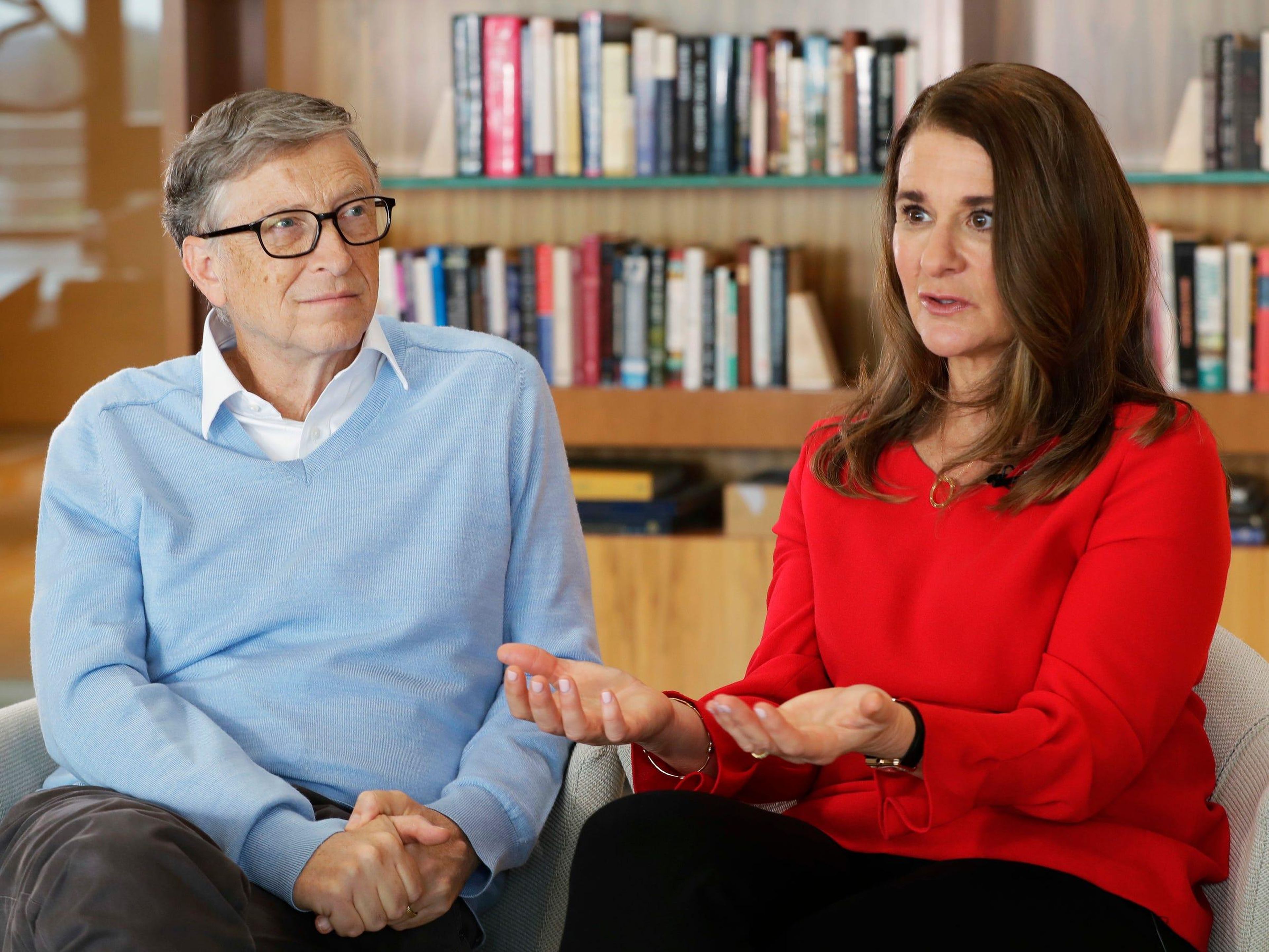 Bill Gates, a la izquierda, y su mujer Melinda Gates.