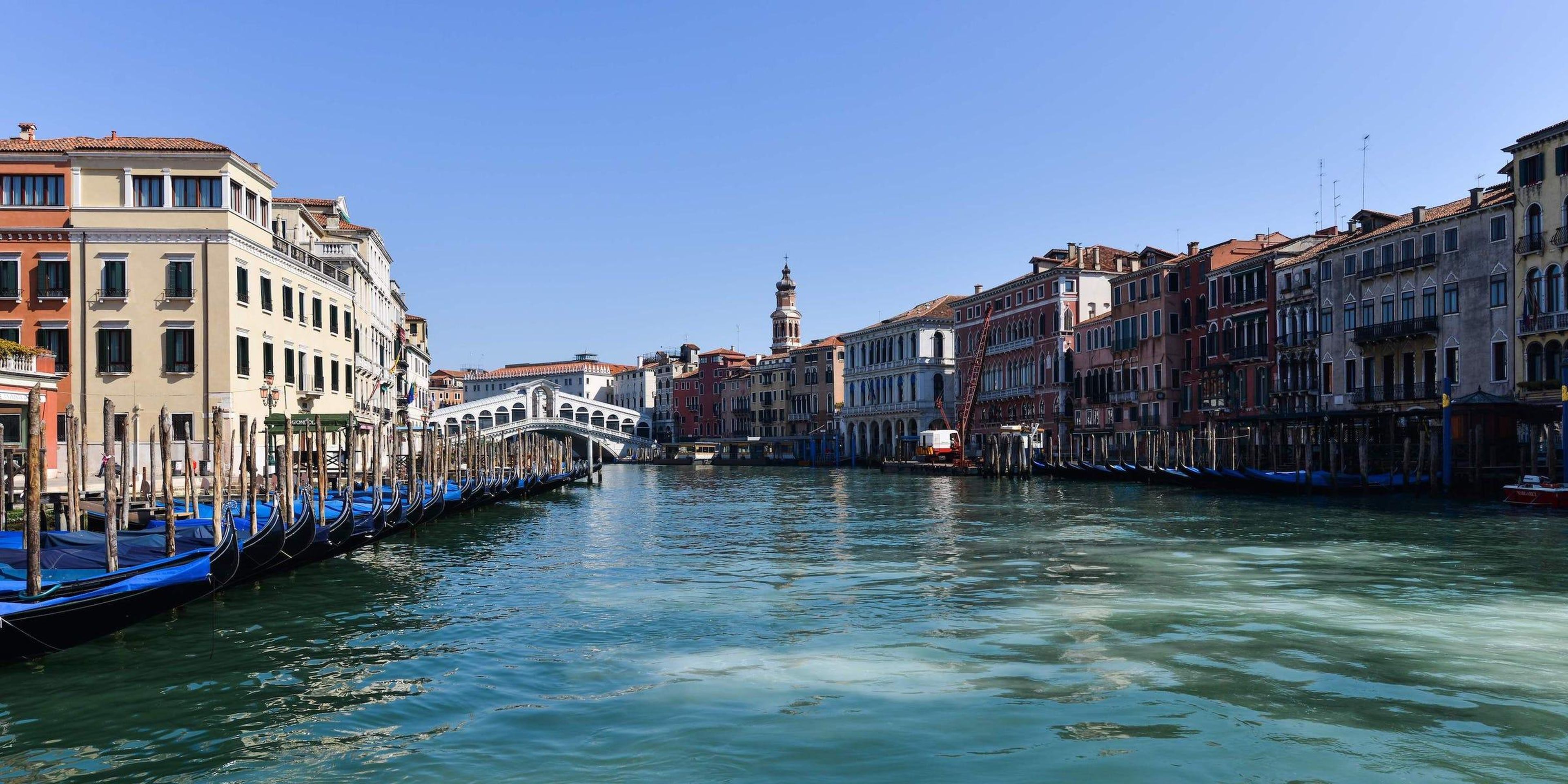 A general view shows clear waters of the Grand Canal near the Rialto Bridge in Venice on March 18, 2020, as a result of the stoppage of motorboat traffic, following the country's lockdown within the new coronavirus crisis.