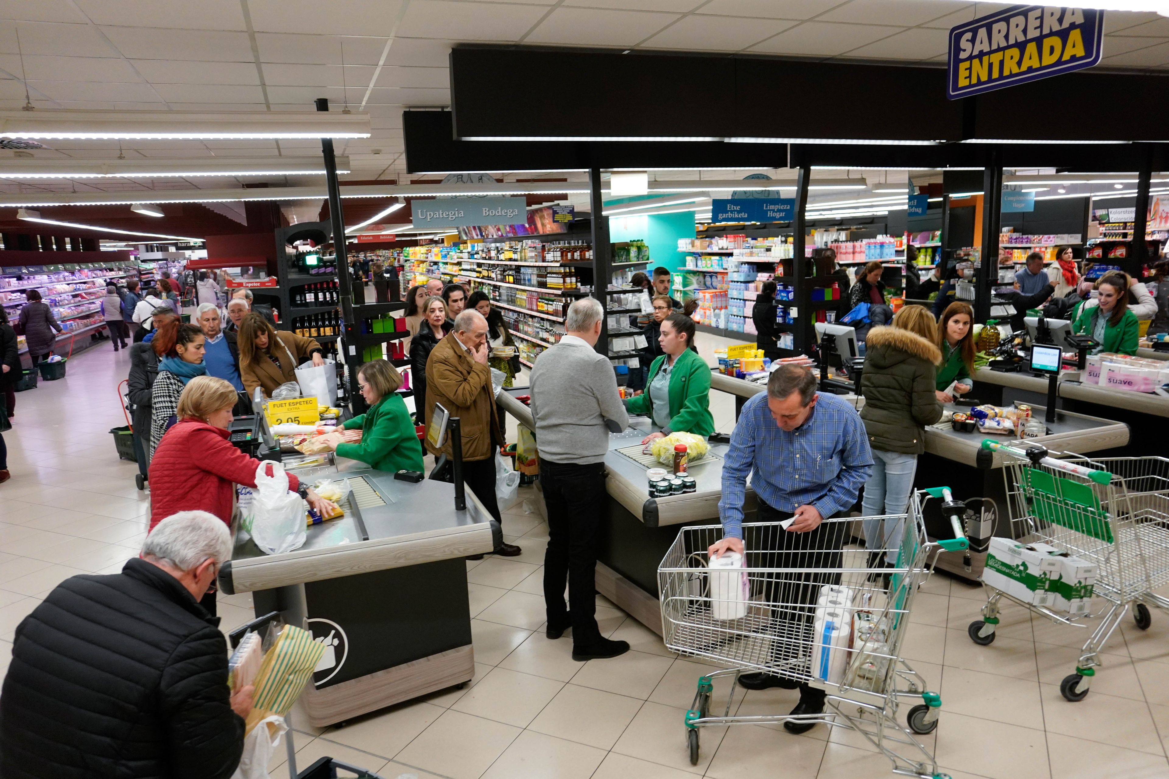 Gente en el supermercado Mercadona