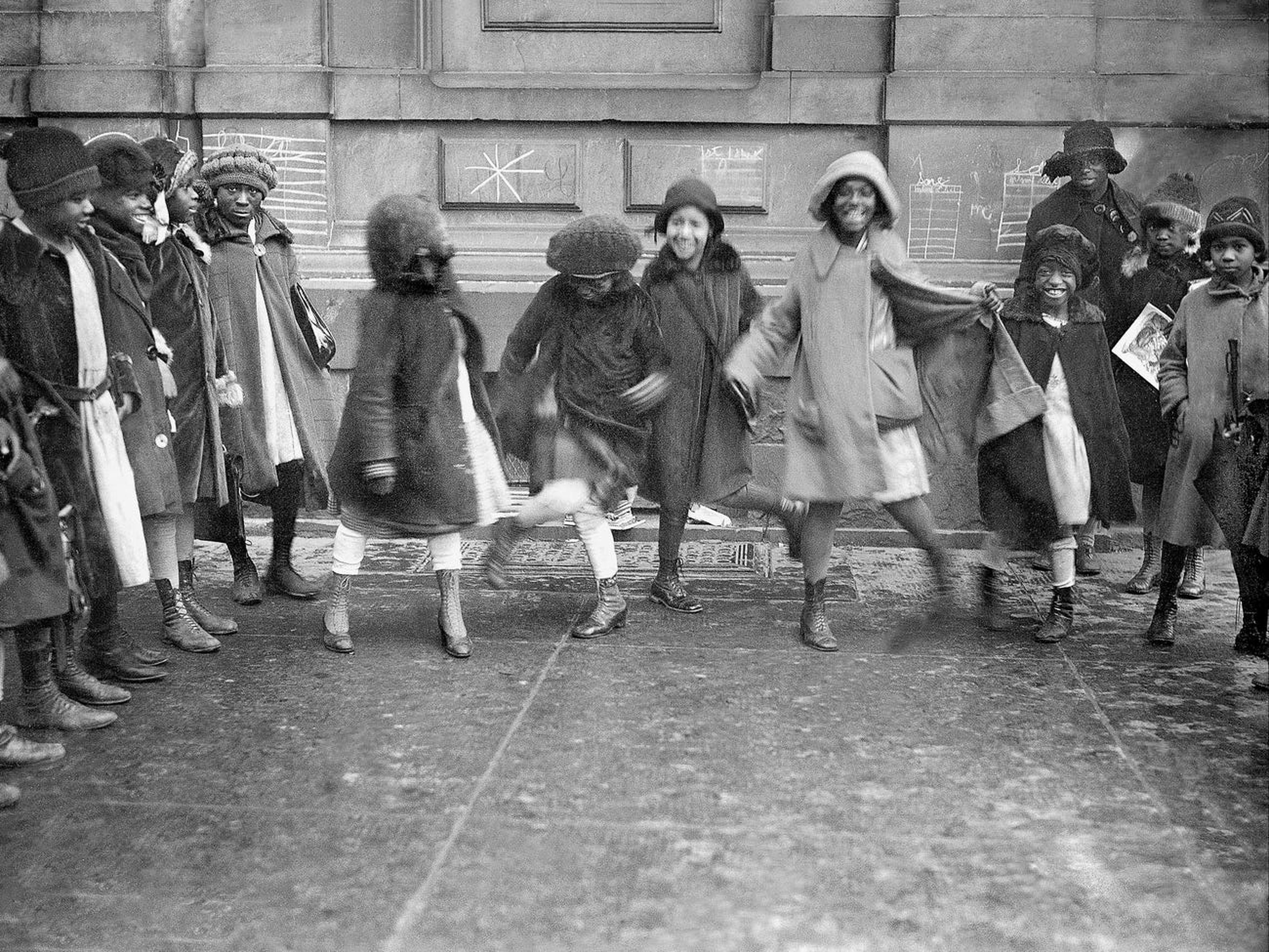 Un grupo de chicas bailando en Harlem, Nueva York, alrededor de 1920.