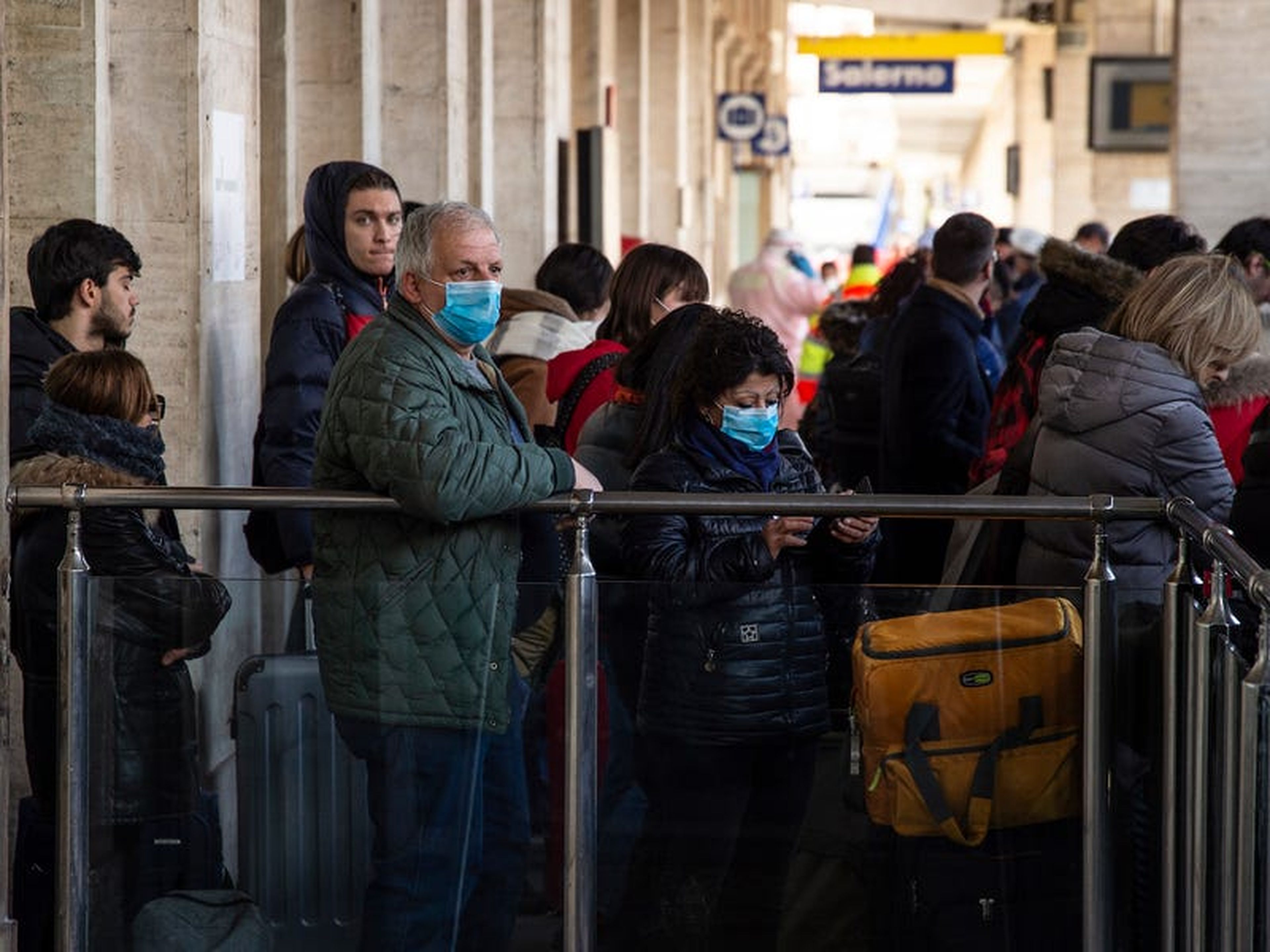 Los pasajeros del tren pasan por un registro sanitario en Salerno, sur de Italia, el 8 de marzo de 2020.