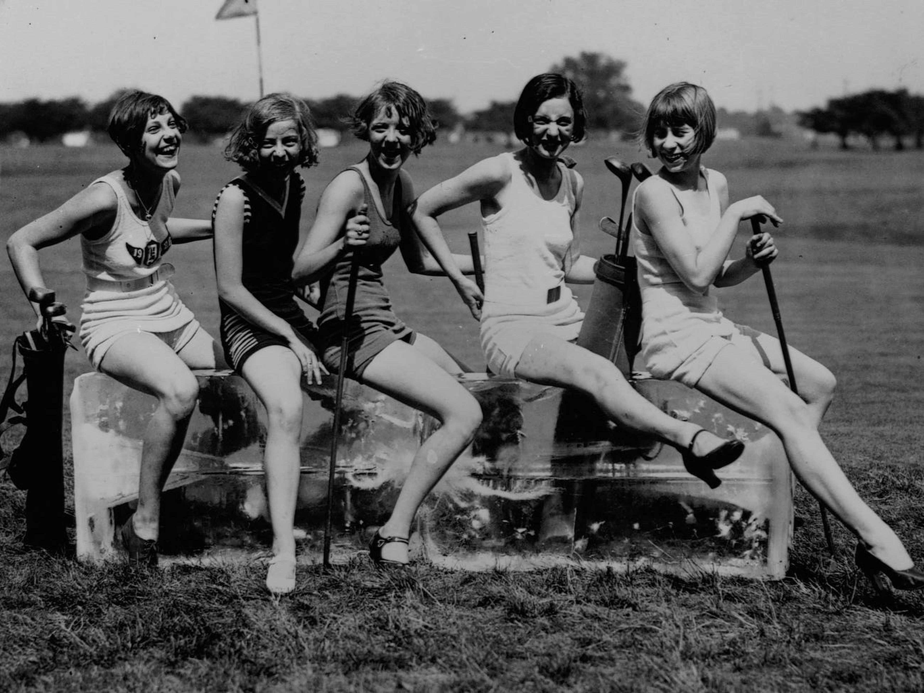Un grupo de mujeres en un campo de golf, alrededor de 1920.