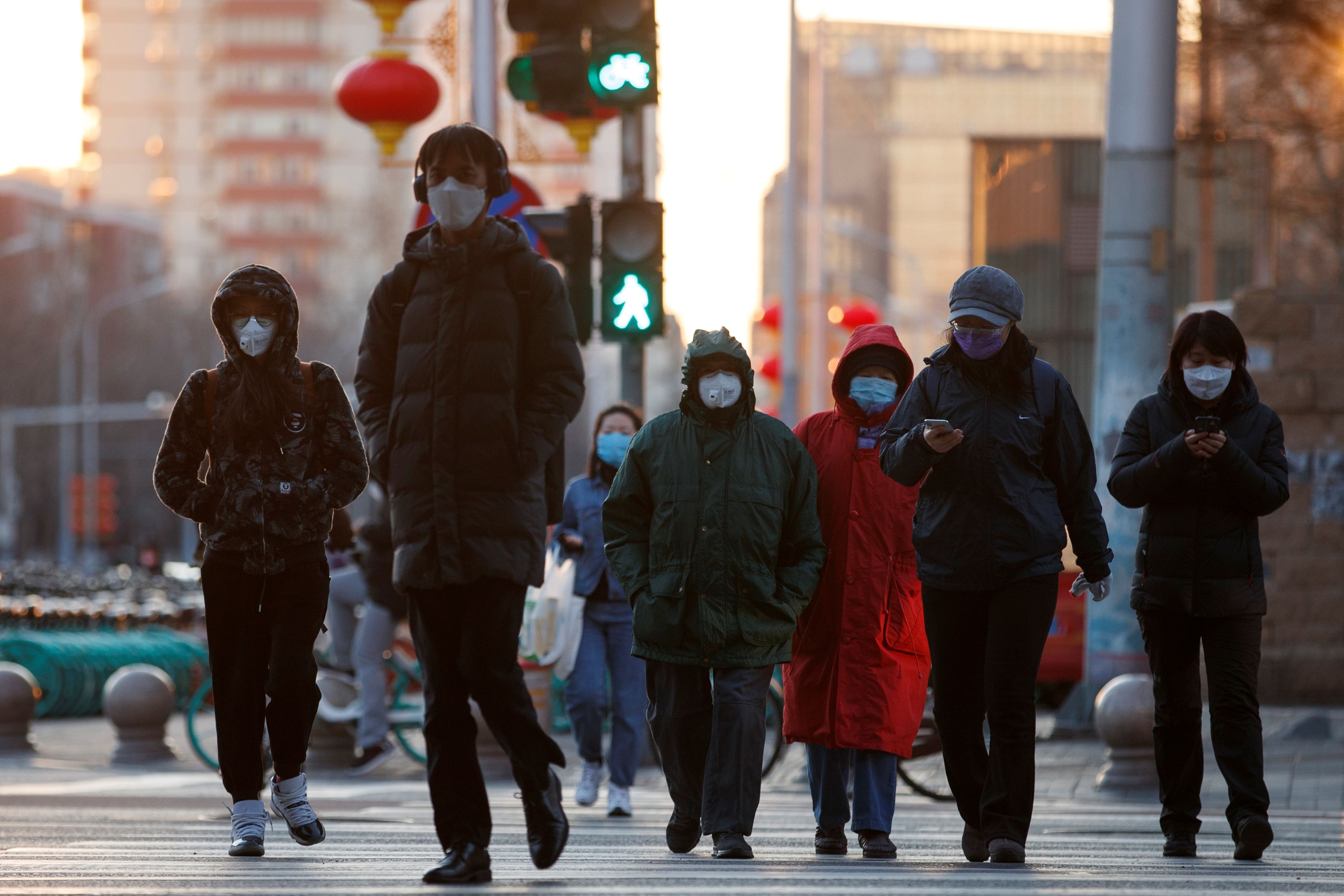 Grupo de personas con mascarillas en Pekín.