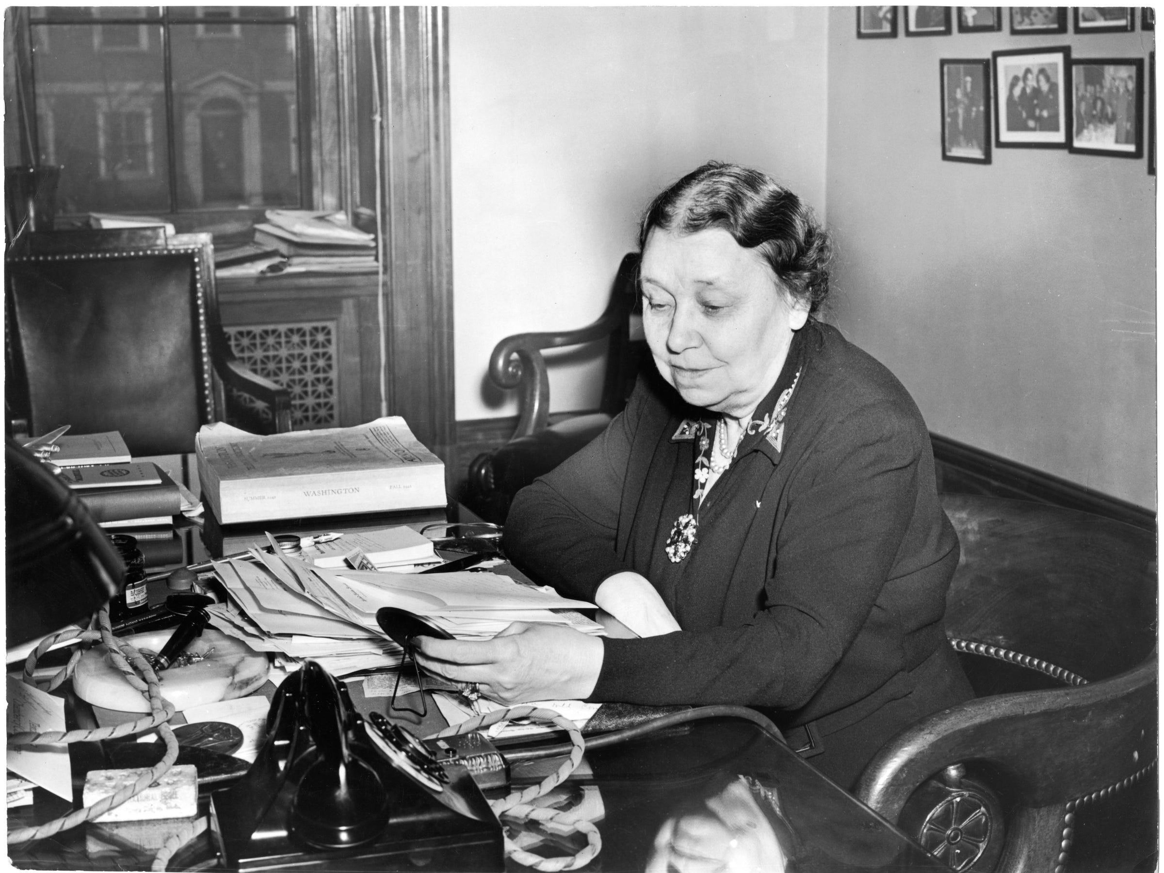 Hattie Caraway, senadora estadounidense de Arkansas, en 1943.