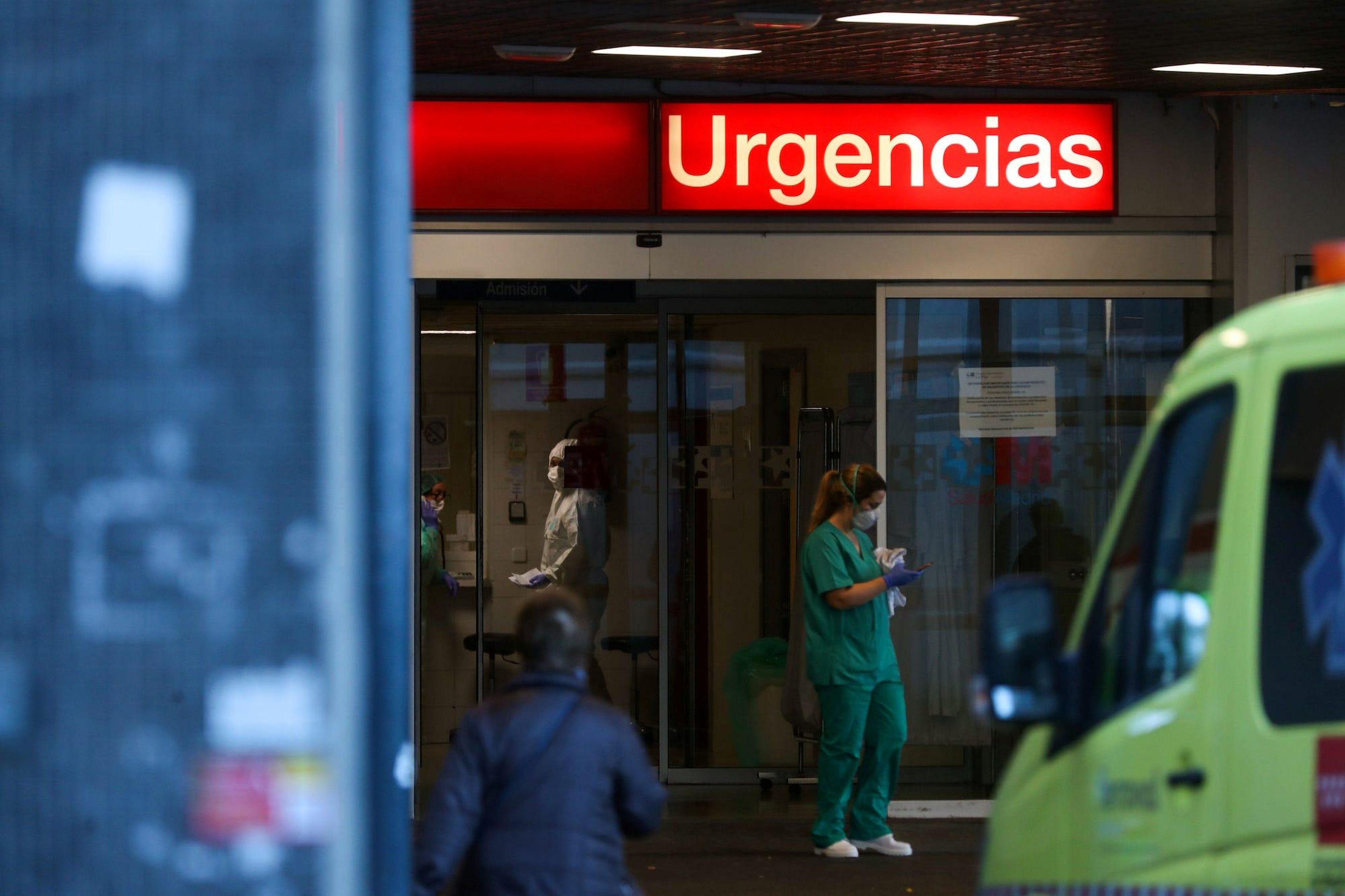 Trabajadores sanitarios del servicio de urgencias del hospital La Paz, en Madrid el 23 de marzo.
