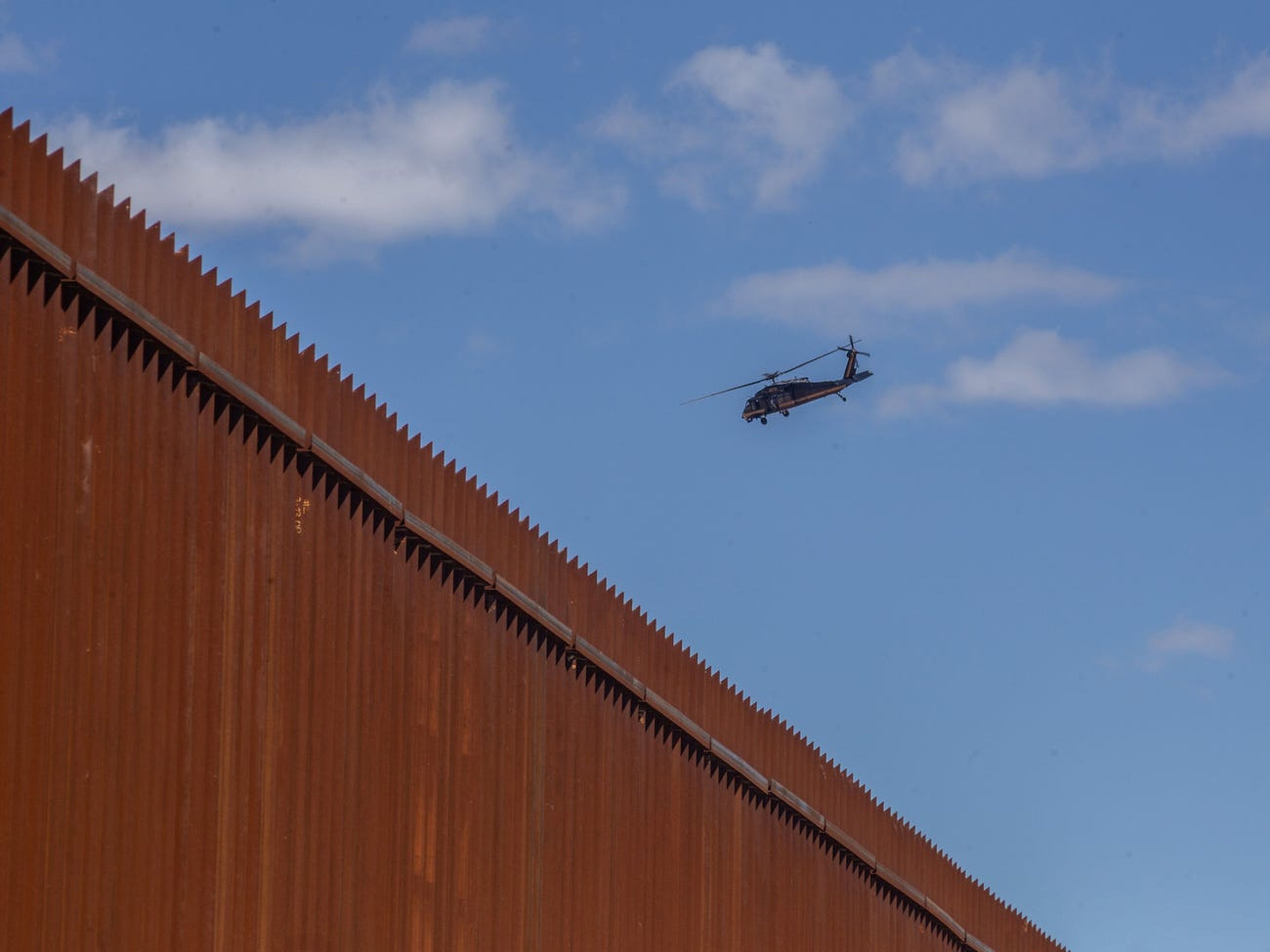 Un helicóptero del servicio aduanero estadounidense sobrevuela la frontera con México.