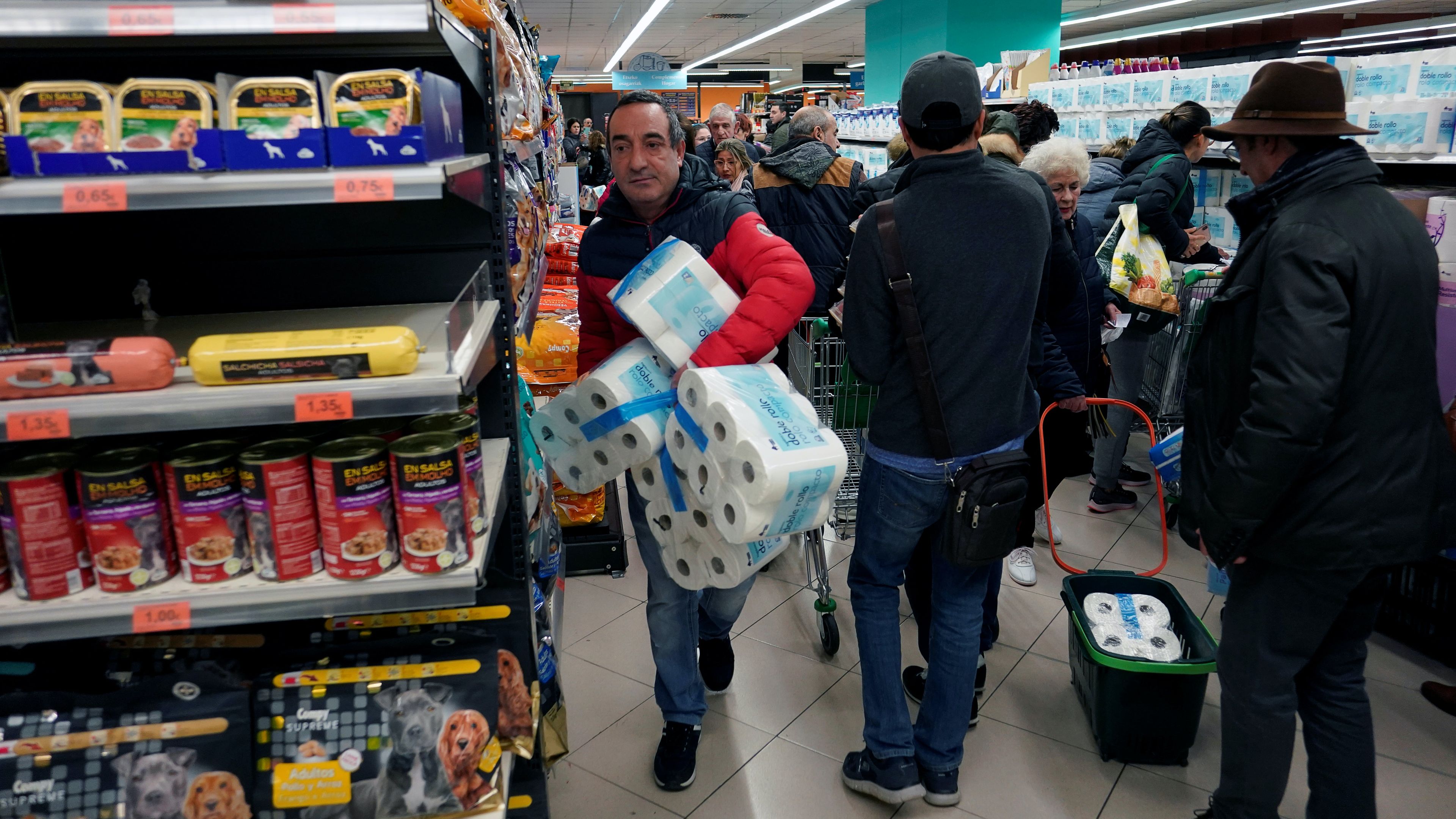 Un hombre compra en un supermercado de Bilbao, ante el brote de coronavirus.