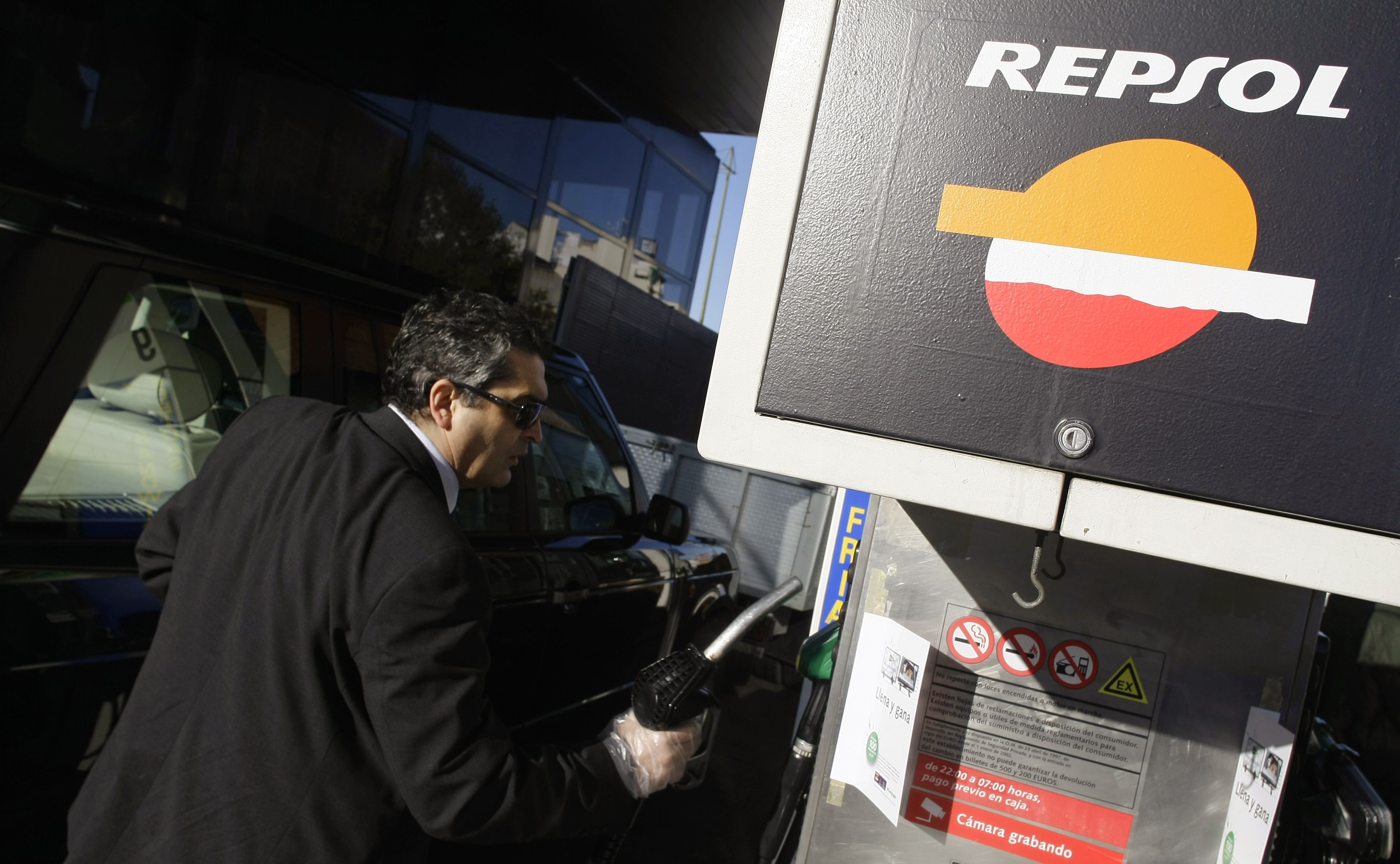 Hombre en una gasolinera de Repsol