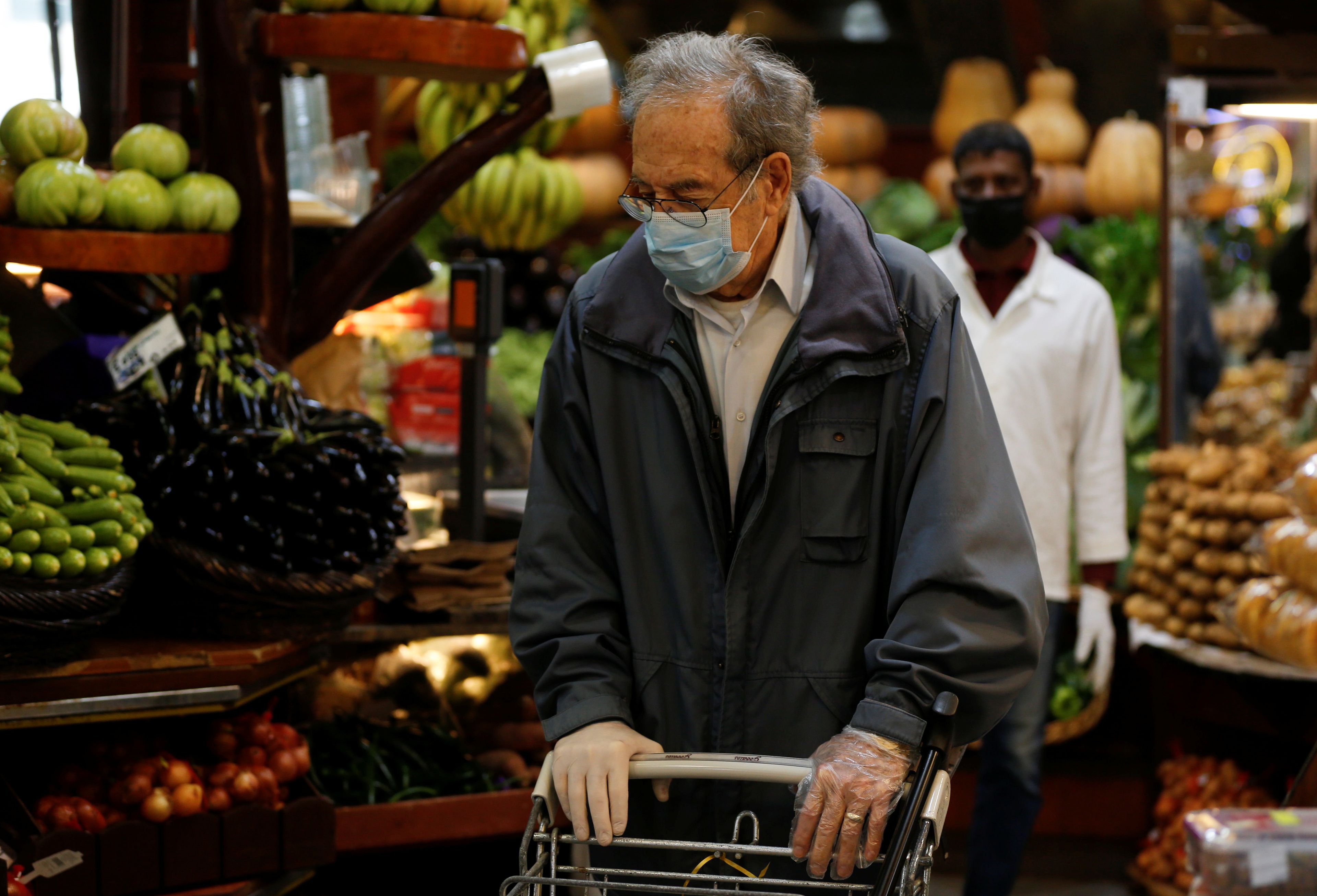 Hombre haciendo la compra durante el brote de coronavirus