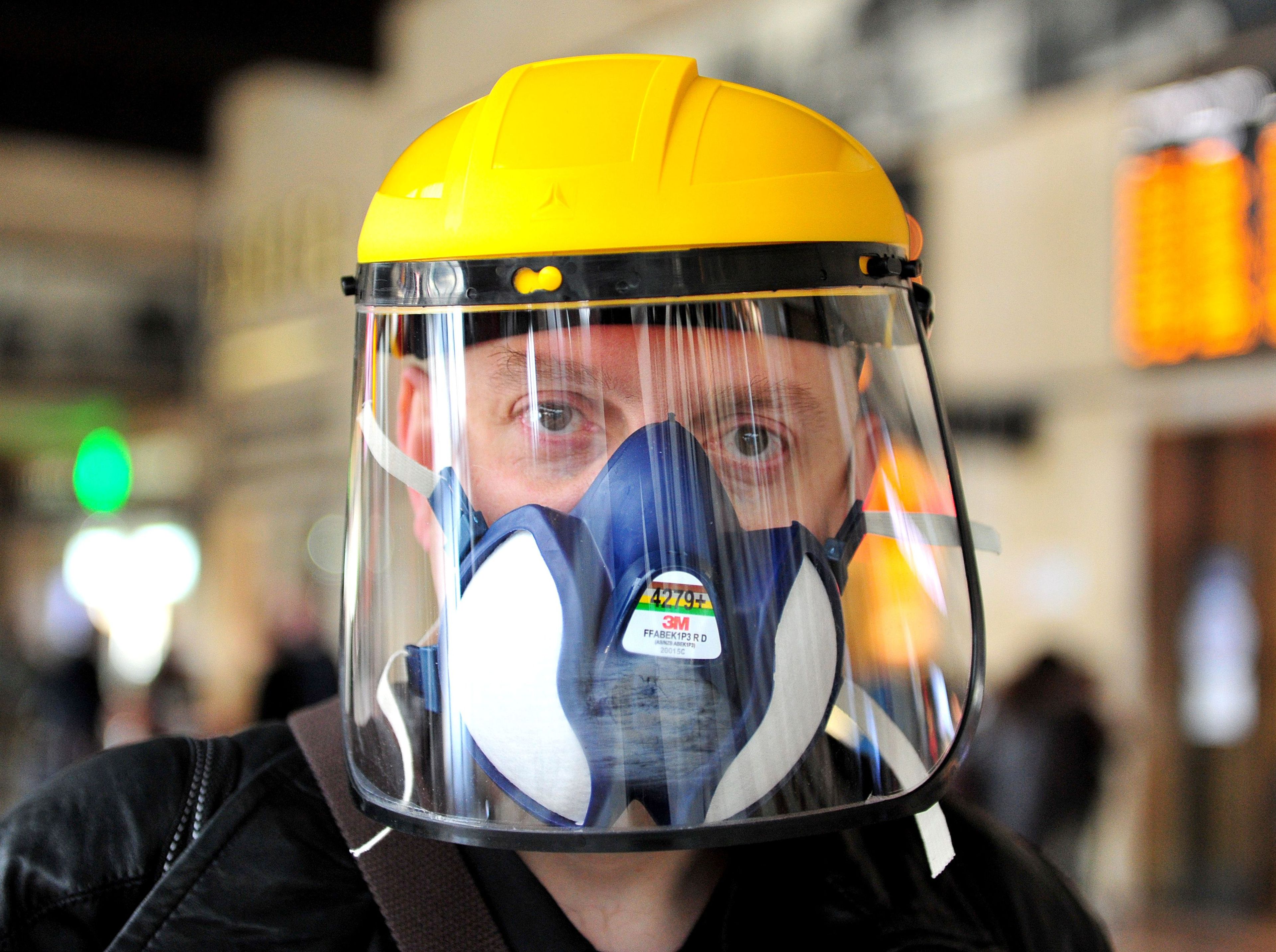 Un hombre lleva mascarilla en Italia por el coronavirus.