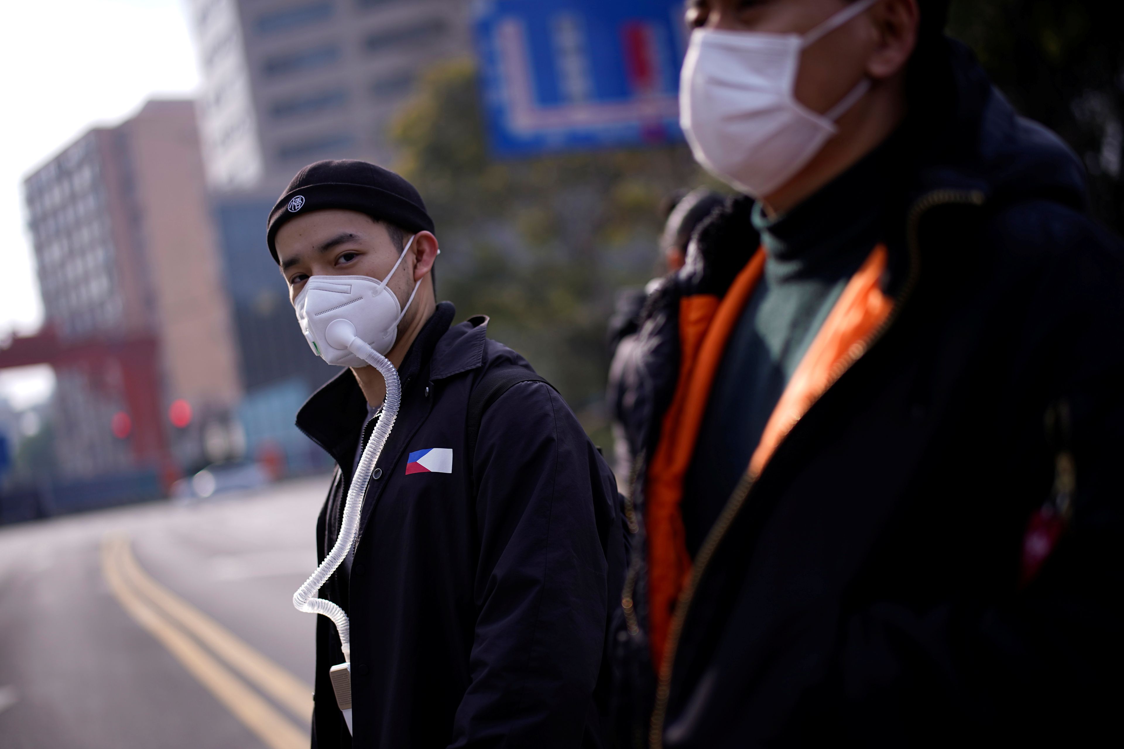 Hombre llevando mascarilla en las calles de Shanghai.