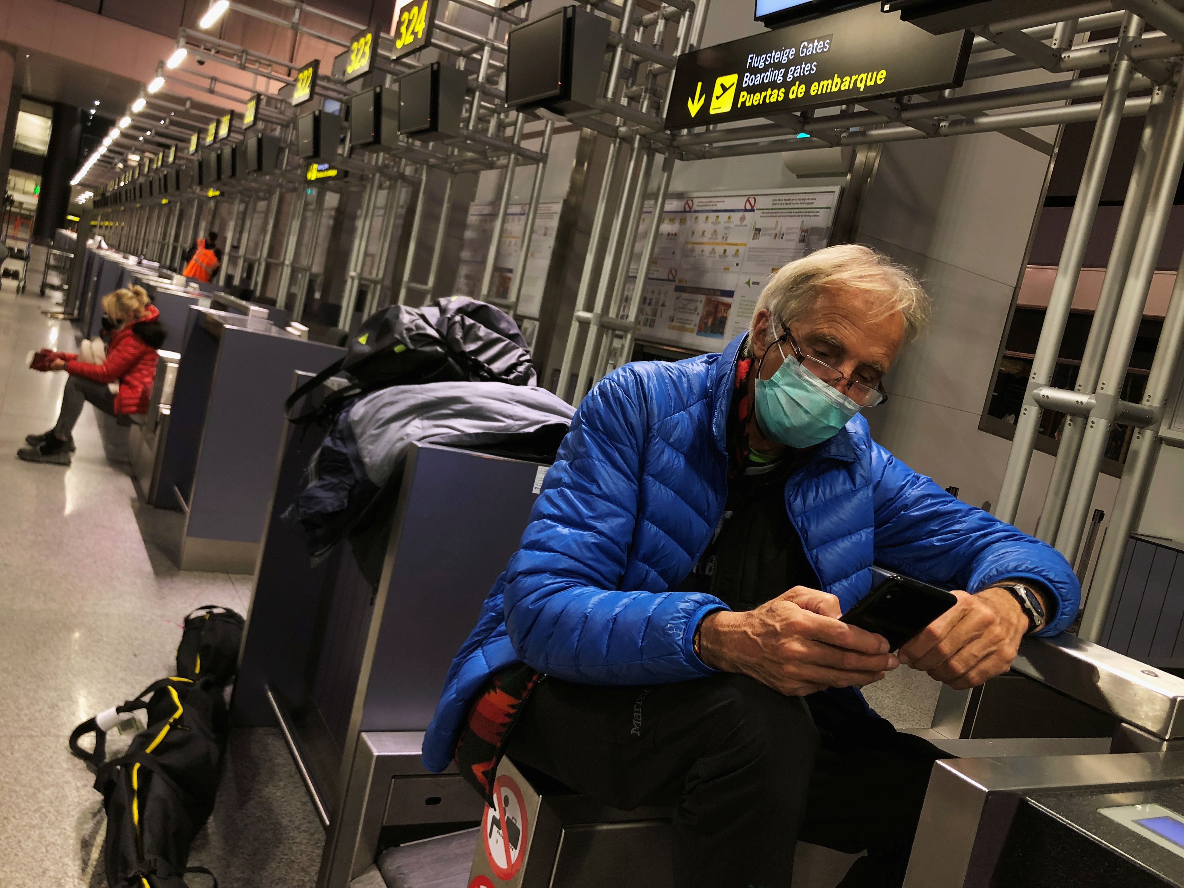 Un hombre con mascarilla por el coronavirus en el aeropuerto de Málaga.